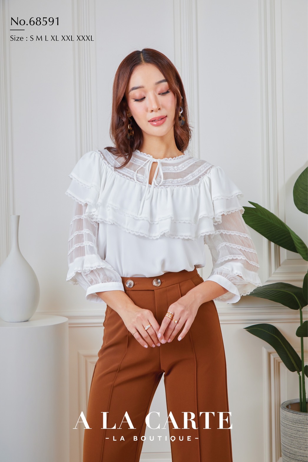 68591 A LA CARTE เสื้อผ้าจอเจียร์สีแขน 3 ส่วน เนื้อเนียนมีน้ำหนักใส่สบาย ช่วงคอตัดต่อด้วยผ้าเนื้อเยื่อไม้ เย็บกดเส้นทริมเรียง ต่อระบายผ้า 2 ชั้น ด้านหน้ามีผ่าผูกโบว์ แขนตัดต่อผ้าทรงพอง สีชมพู น้ำตาล S,L,XL ขาว M-2XL