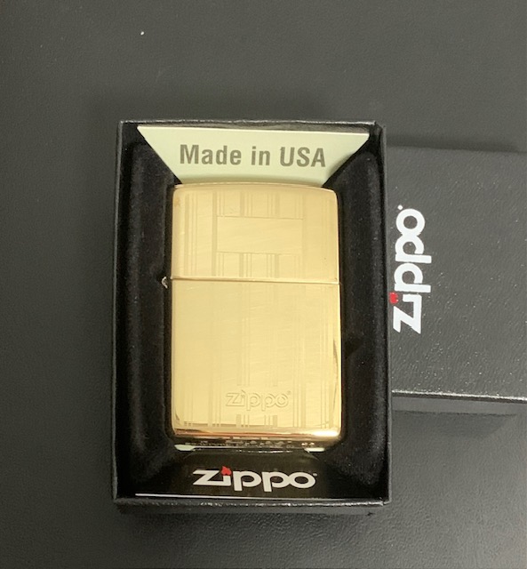 Zippo46011 Zippo Design Elegant 2 sided Design High Polish Brass บรรจุในกล่องสวยงาม ของแท้นำเข้าจากอเมริกา สินค้าใหม่มือหนึ่ง ยังไม่ผ่านการใช้งานใดใด จึงยังไม่มีการเติมน้ำมันเพื่อสะดวกในการขนส่ง