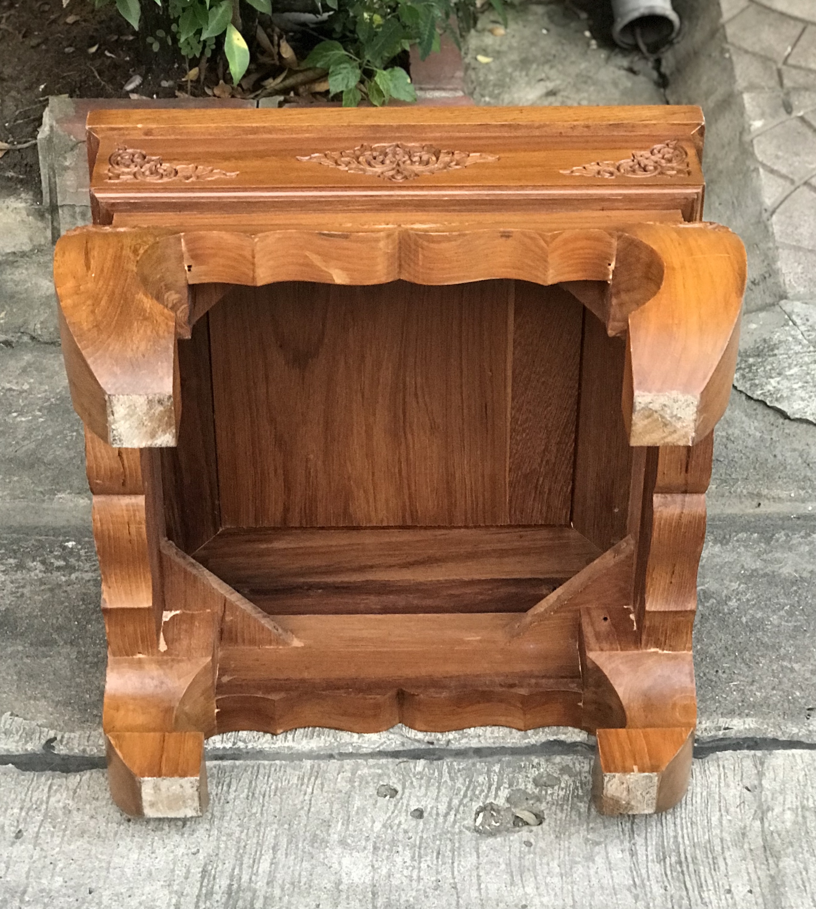 สนใจปิดทักค่ะ โต๊ะไม้สักขาคู้ โต๊ะข้าง โต๊ะกลางชุดรับแขก ตั่งแกะลาย ท็อปแกะลายช้างป่า ลายนูน มีมิติ แข็งแรง ไม่โยก ไม่ผุ สีเดิมๆไม้หนาๆหนักๆ