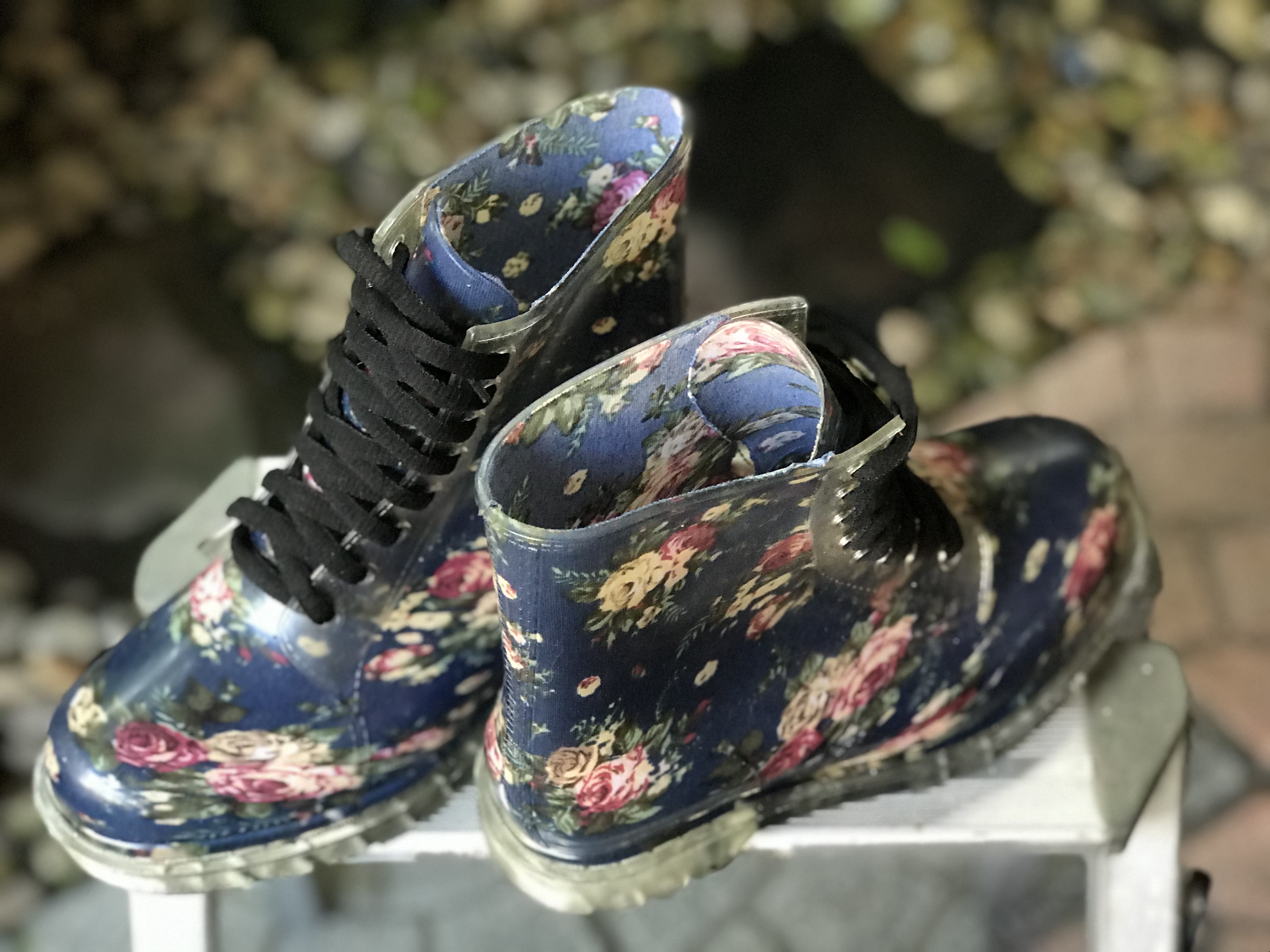 ￼สำหรับคนใส่เบอร์ 37-38 รองเท้าบูท พื้นน้ำเงินลายดอก Clear Vinyl Boots Navy Blue Floral Lace Up Water Resistant