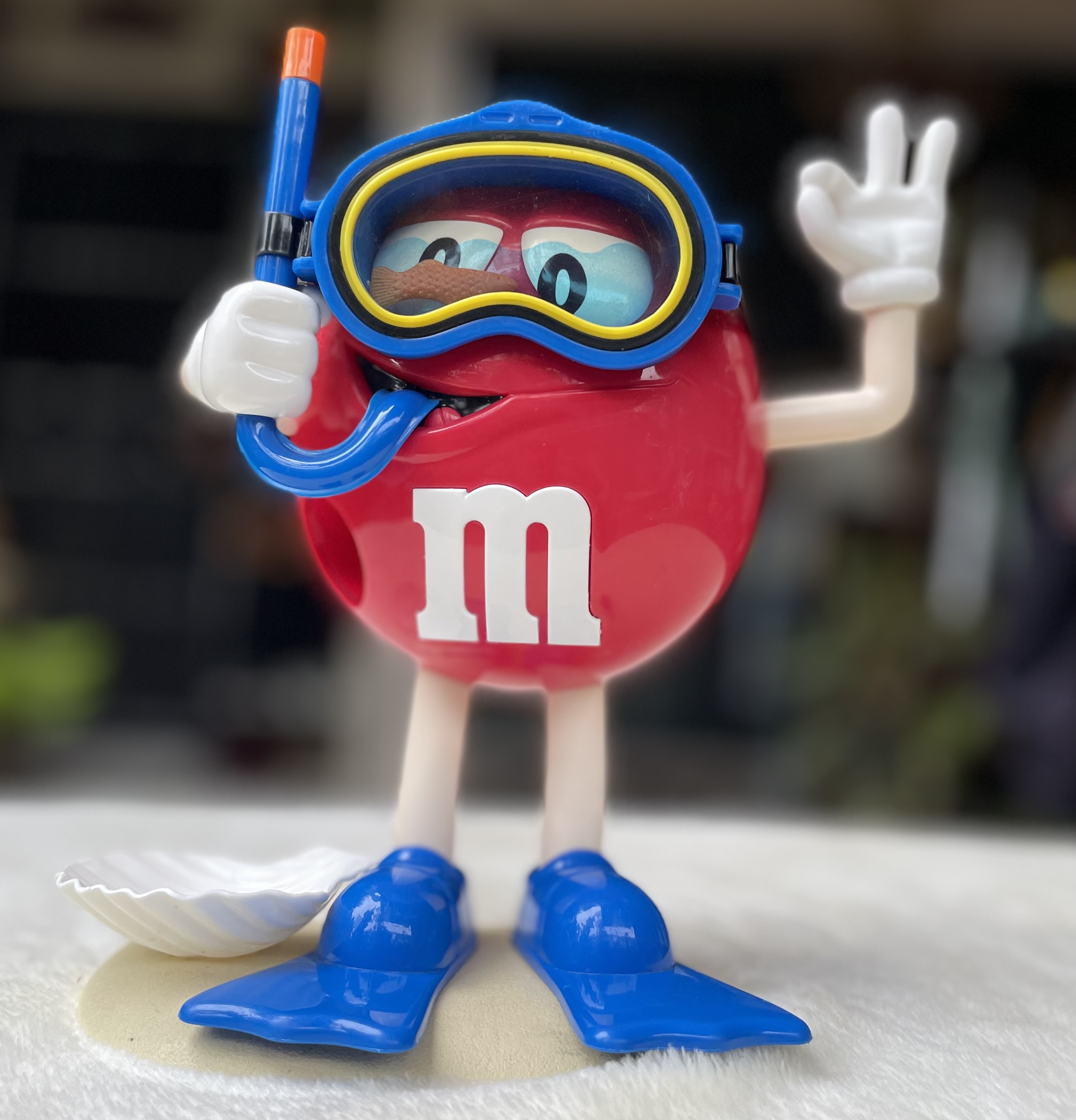 โมเดล ตุ๊กตา M&M เอ็ม แอนด์ เอ็ม นักดำน้ำสกูบา ฝาหลังเปิดได้ แขนกดขยับได้ M&M's Red Scuba Diver Candy Dispenser