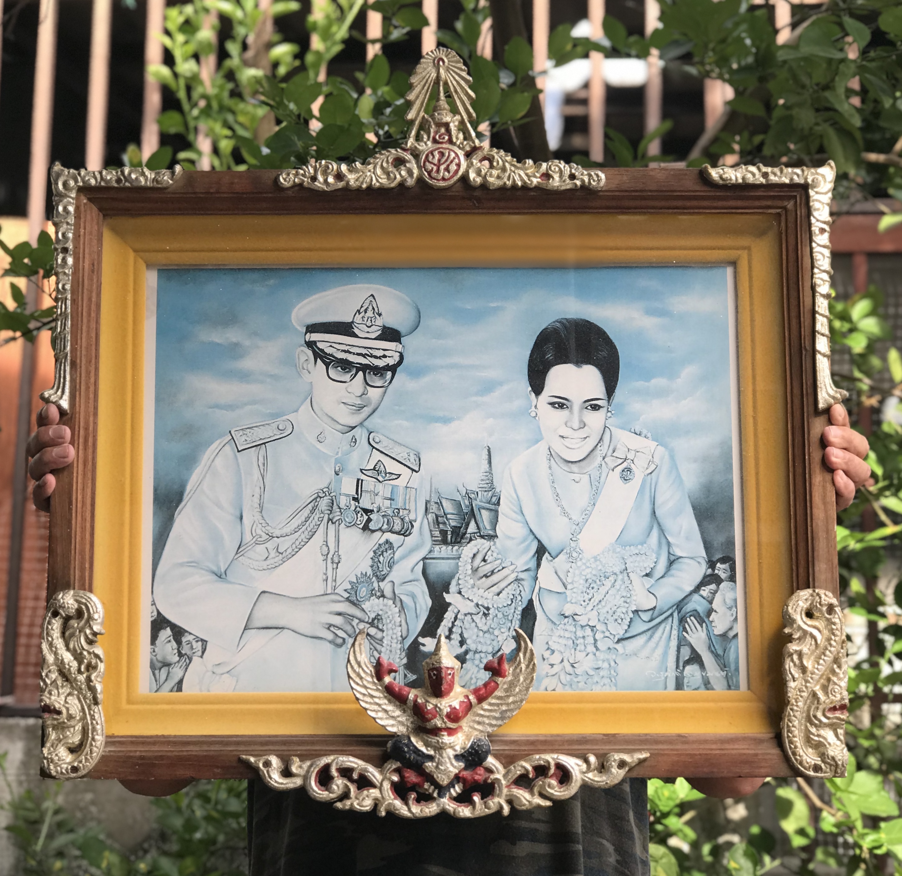 ของเก่า กรอบรูป ภาพในกรอบไม้สัก พระบรมฉายาลักษณ์ในหลวงรัชกาลที่ 9 และสมเด็จพระราชินี พระปรมาภิไธยย่อ ภปร สีแดง และครุฑแดงเป็นโลหะ ขนาดกรอบกว้าง 66 ซม สูง 66 ซม