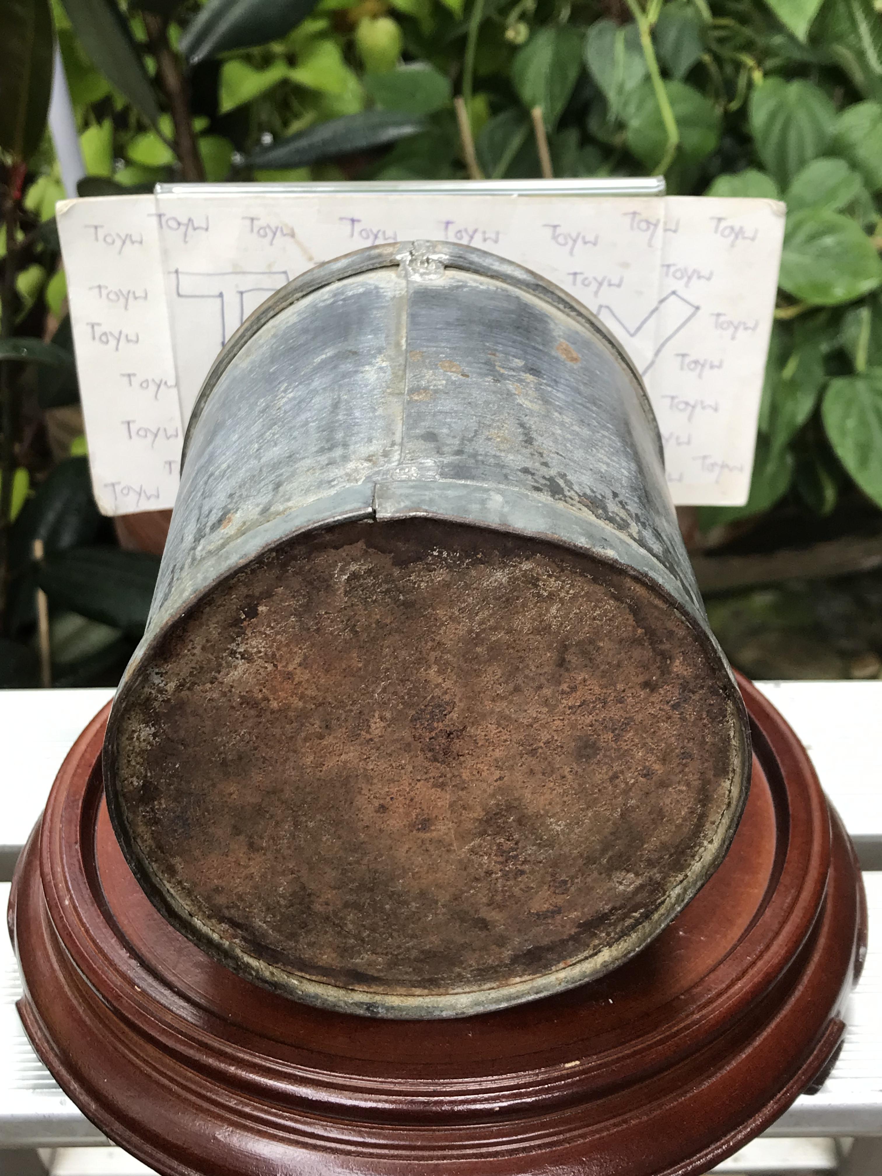 เริ่มต้น 690 บาท ของเก่าแท้ๆ ลิตรตวงข้าวสังกะสี ลิตรตวงข้าวโบราณ ขนาด 0.5 ลิตรและขนาด 1 ลิตร ตอกครุฑและเลขกำกับไม่ผุไม่รั่ว สำหรับนักสะสมแนววินเทจ แต่งบ้าน แต่งร้านกาแฟ แต่งร้านอาหาร แต่งร้านตัดผม หรืออื่นๆ