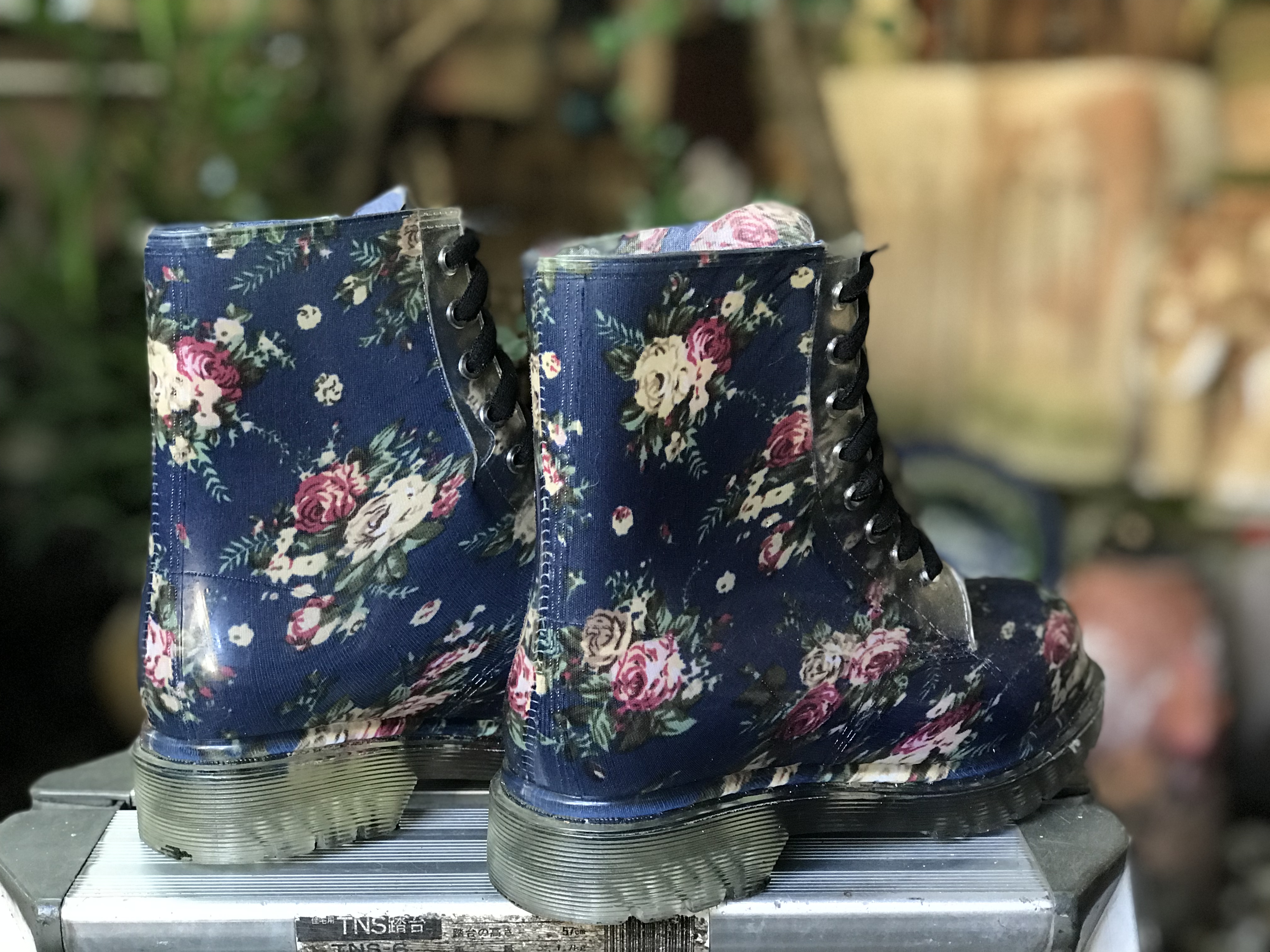 ￼สำหรับคนใส่เบอร์ 37-38 รองเท้าบูท พื้นน้ำเงินลายดอก Clear Vinyl Boots Navy Blue Floral Lace Up Water Resistant