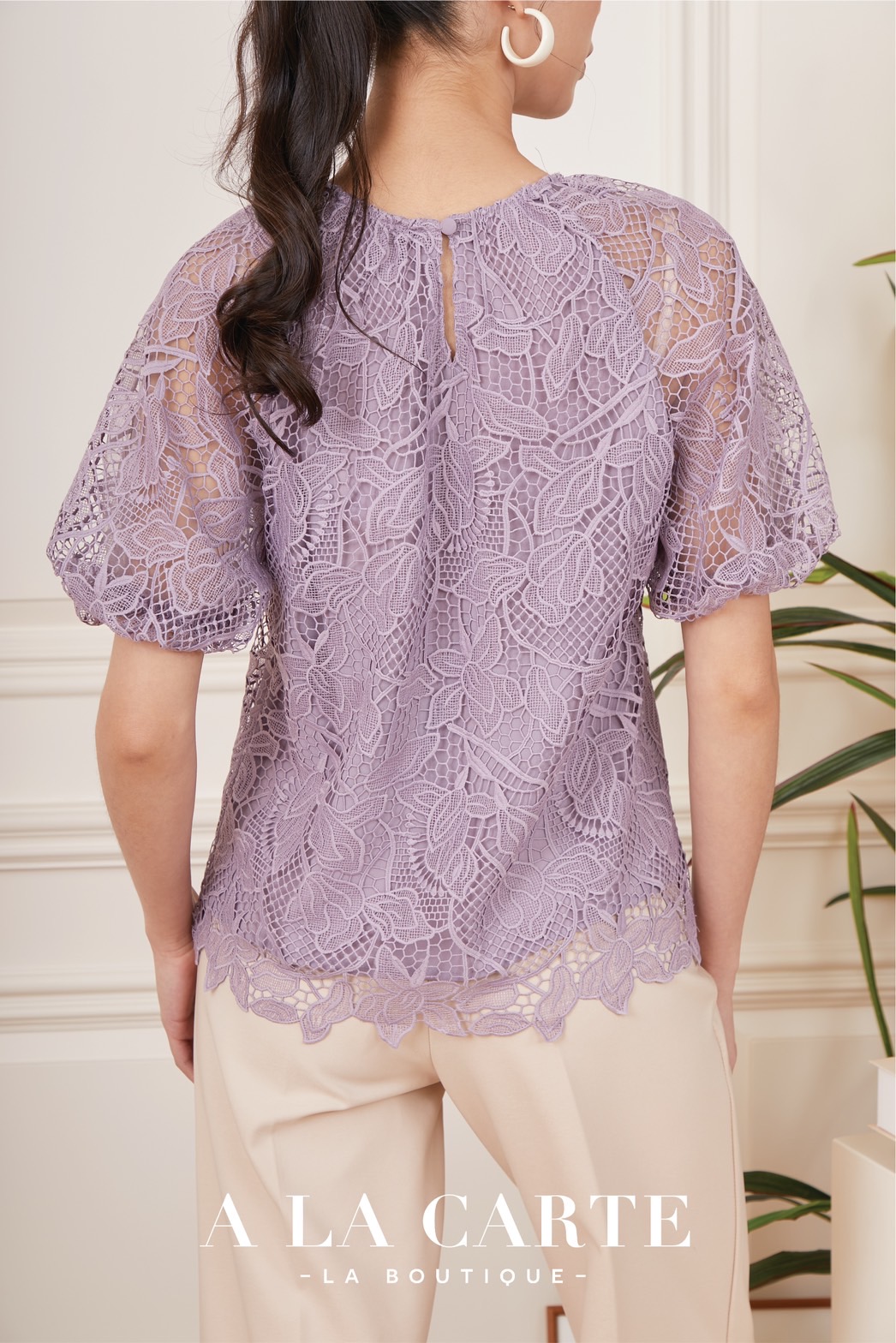 69280 เสื้อลูกไม้แขนสั้นเนื้อทอขึ้นใหม่ มีซับใน ชายเสื้อเลาะเชิงตามขอบดอก ทรงแขนสั้นใส่สม็อกยืดได้ ส้มอิฐ M,L,2XL,3XL เทาอมเขียว L,2XL,3XL
