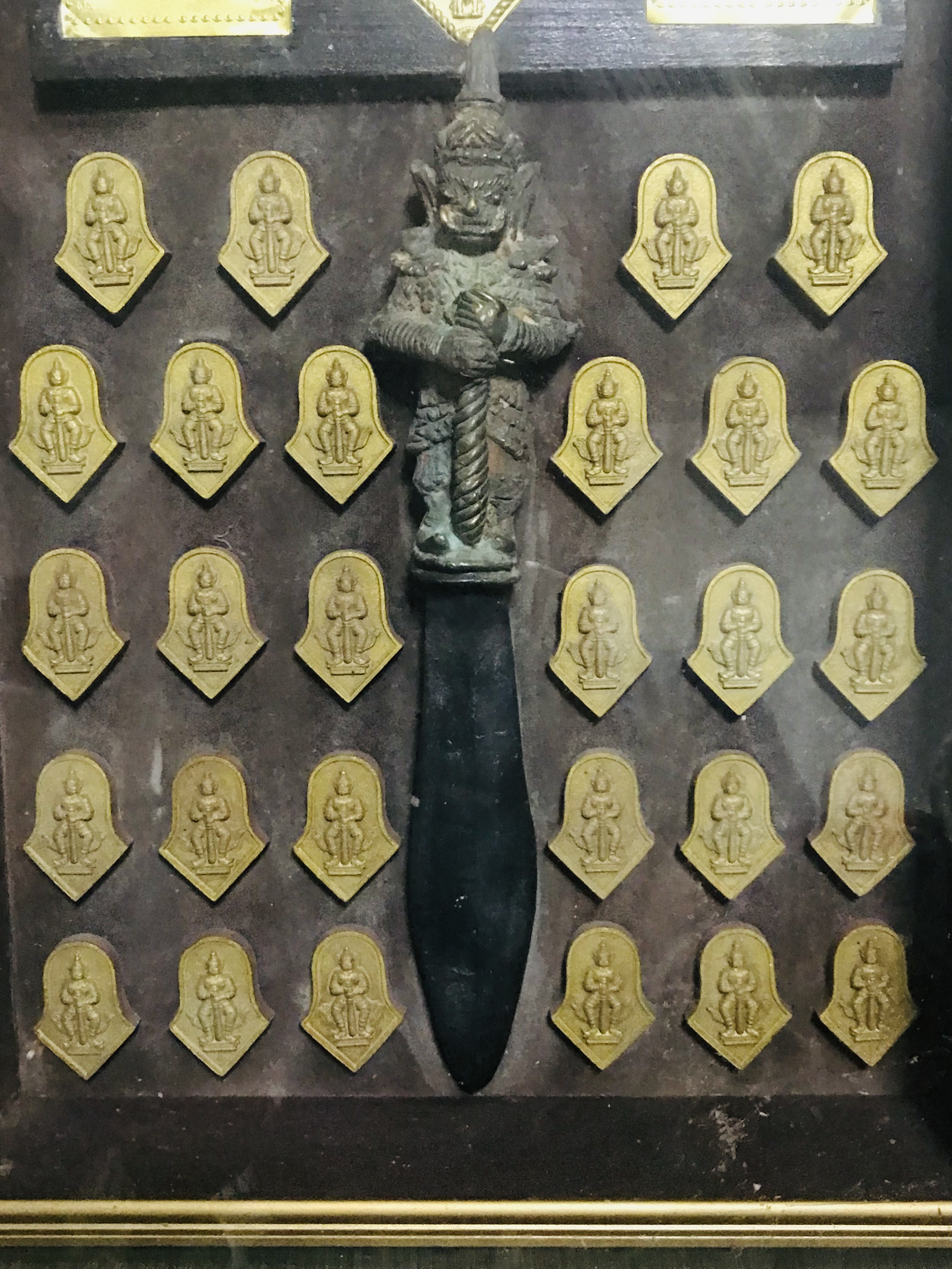 งานเก่า กรอบรูปไม้สักหน้ากระจก ท้าวเวสสุวรรณ พระผง แผ่นยันต์คุ้มภัย ให้ลาภ มีดทองเหลืองด้ามองค์ท้าวเวสสุวรรณ