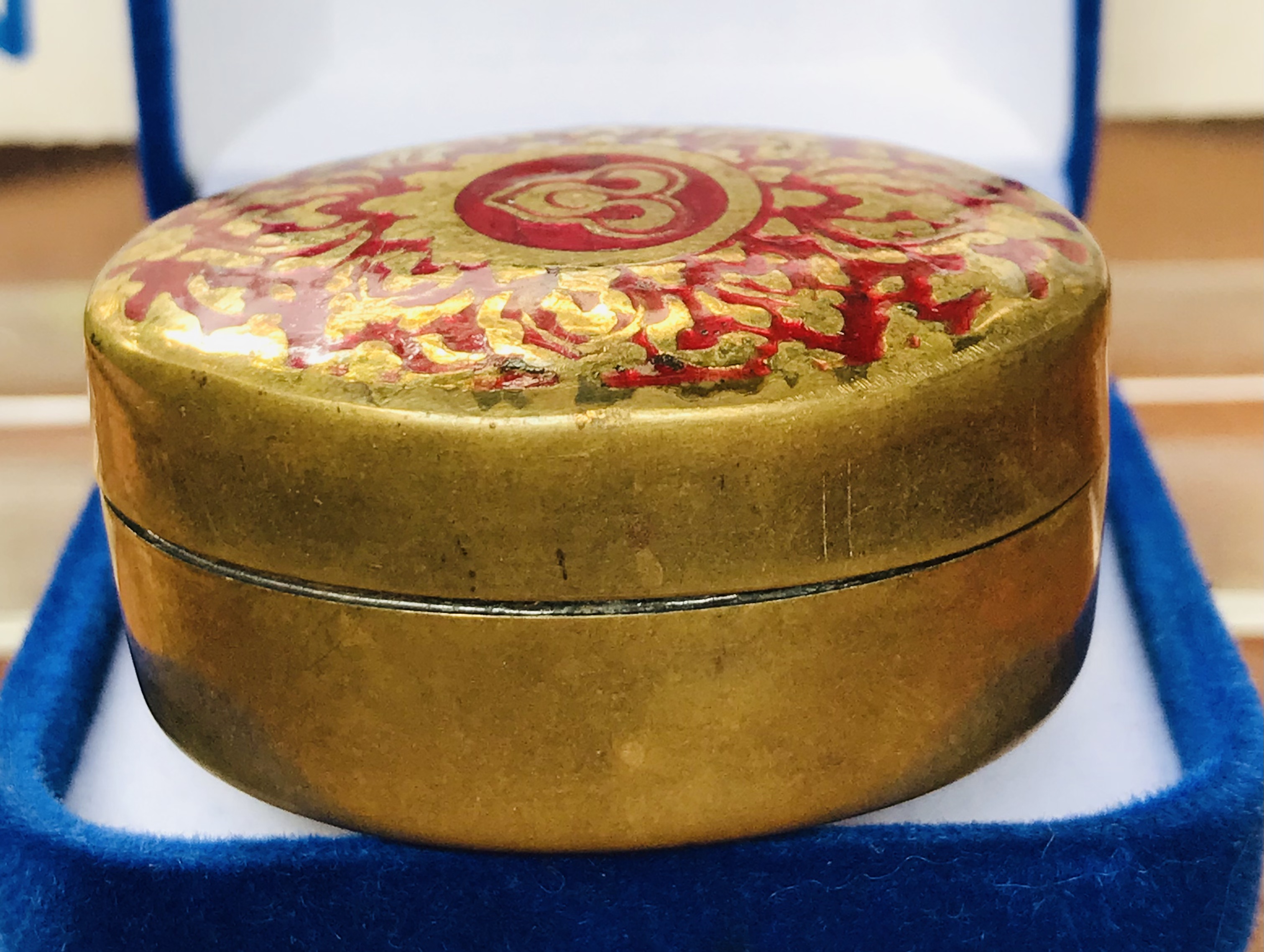 งานเก่าน่าสะสม ตลับทองเหลืองลงยา ตอกลายไทยและโลโก้การบินไทย THAI AIRWAYS ขนาดกว้าง 4.5 ซม สูง 2 ซม