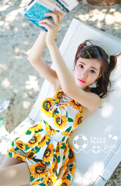 ***พรีออเดอร์***บิกินี่ชุดว่ายน้ำวันพีซ one-piece สีขาวเหลืองพิมพ์ลายดอกทานตะวัน เล่นดีเทล sexy เล็กๆ ช่วงร้อยเชือกสลับผูกเป็นโบว์ น่ารักไม่โป๊ สดใสรับลมทะเลสวยเหมือนแบบค่ะ