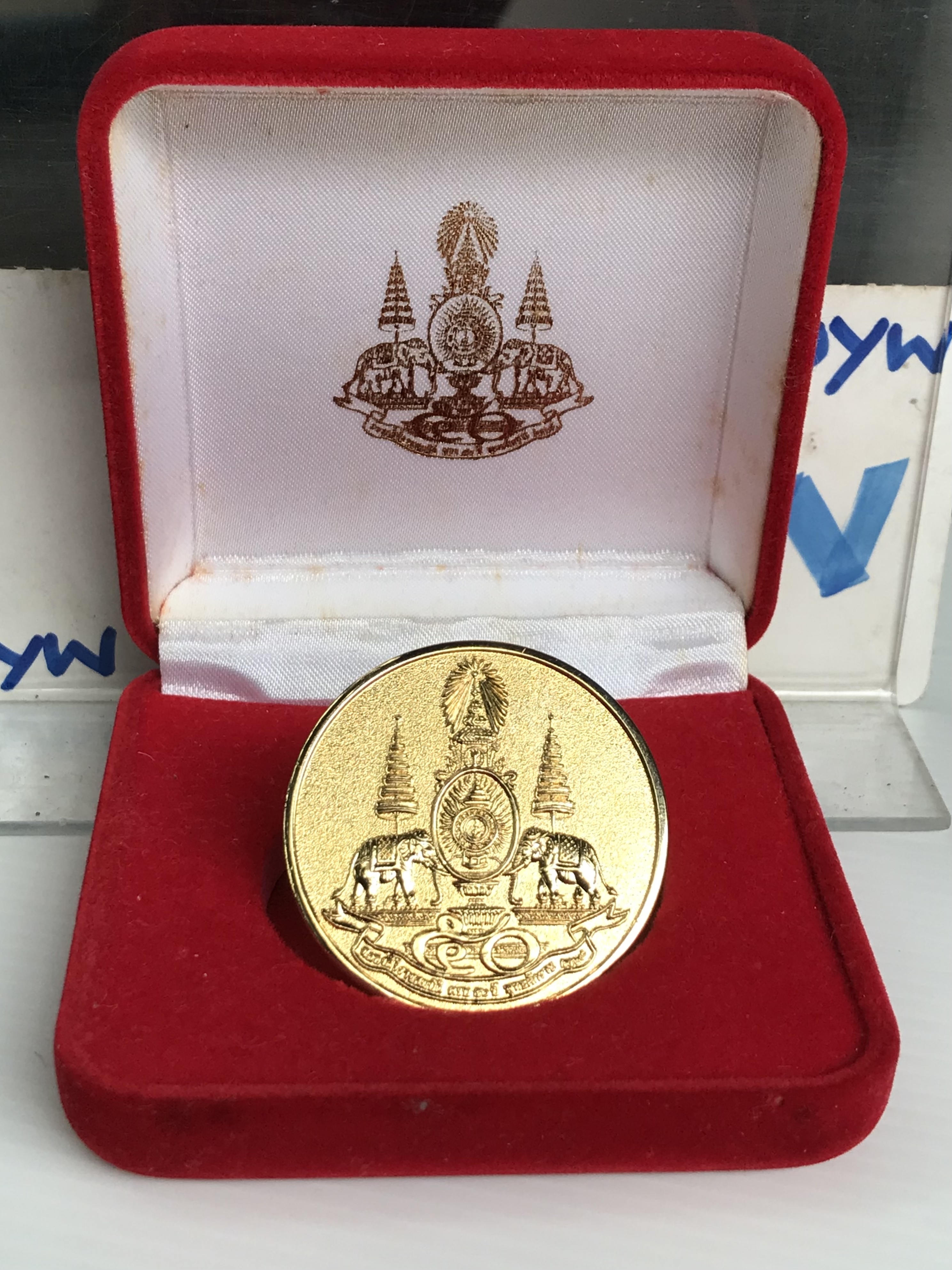 เริ่มต้น 490 บาท เก็บเก่า เหรียญที่ระลึกในหลวง รัชกาลที่ 9 เนื้อกระไหล่ทอง ขนาด 4 ซม