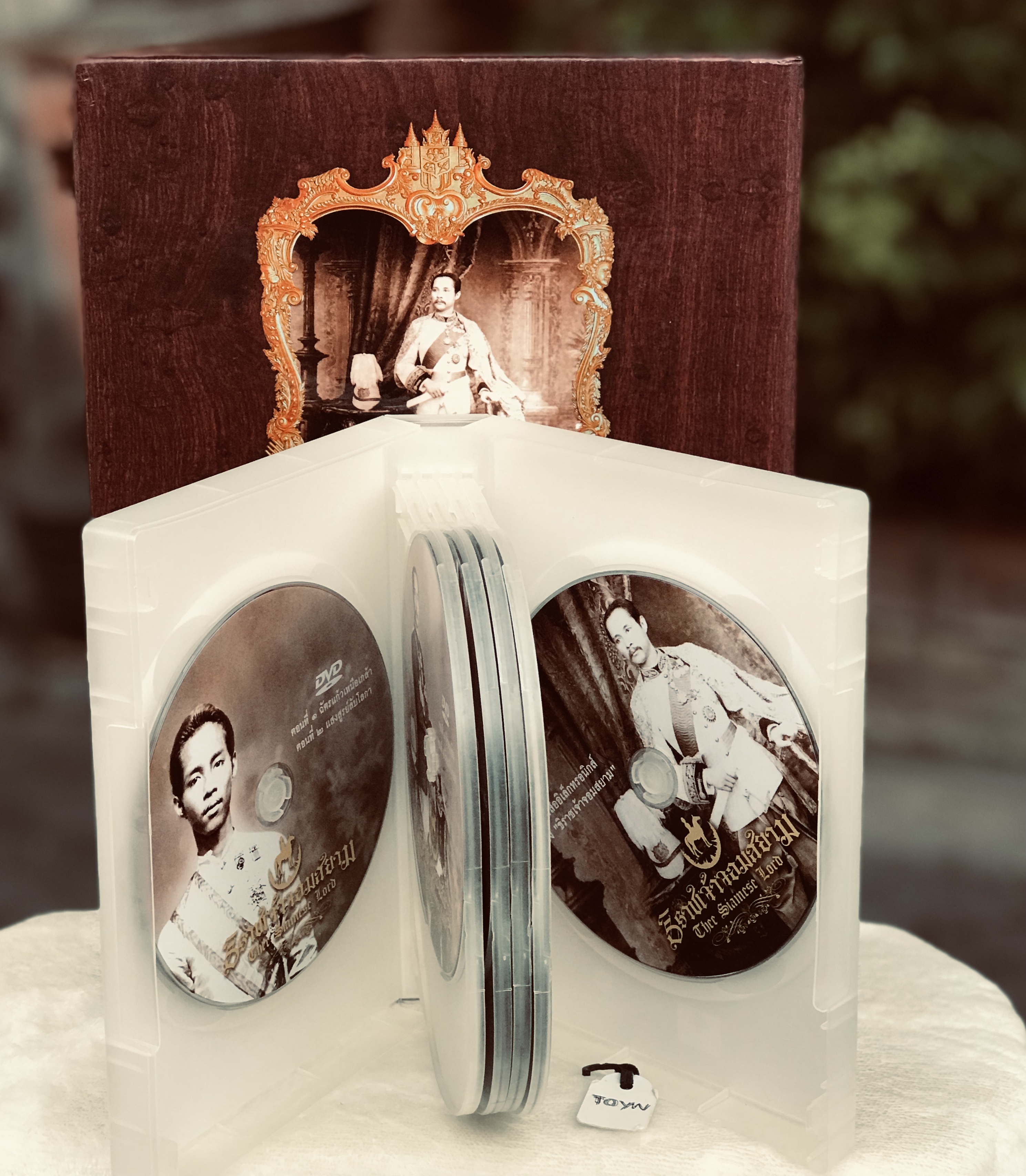 DVD Boxset สารคดีกึ่งละคร ธิราชเจ้าจอมสยาม The Siamese Lord ร้อยหลายเรื่องราวรำลึกร้อยปีสวรรคตสมเด็จพระพุทธเจ้าหลวง