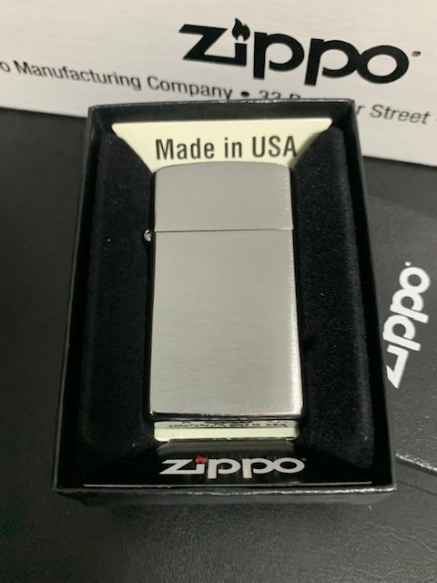 Zippo 1600 Slim Brushed Chrome ซิปโป้ตัวสลิม พิ้นผิวขัดด้าน สีโครเมี่ยม บรรจุในกล่องอย่างดี สินค้ามือหนึ่ง ยังไม่ผ่านการใช้งาน จึงยังไม่มีการเติมน้ำมัน