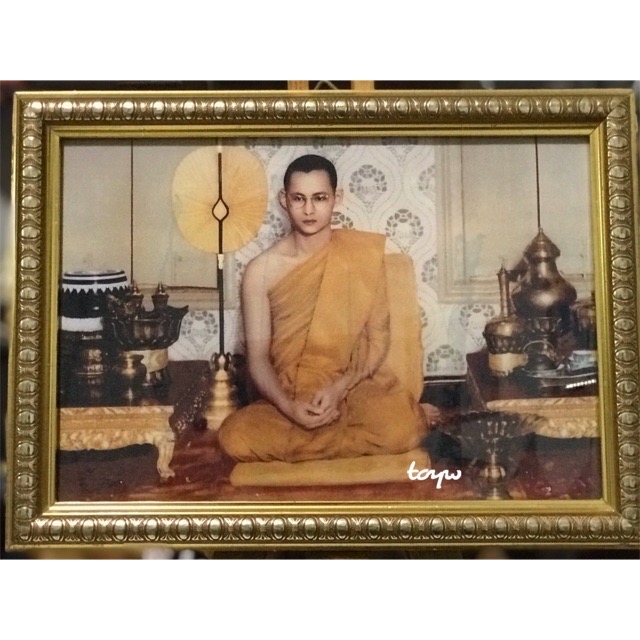 ทักสอบถามราคานะคะ ภาพเก่า ภาพในหลวงรัชกาลที่ 9 ขณะทรงผนวช ภาพเก่าควรค่าแก่การเก็บสะสม