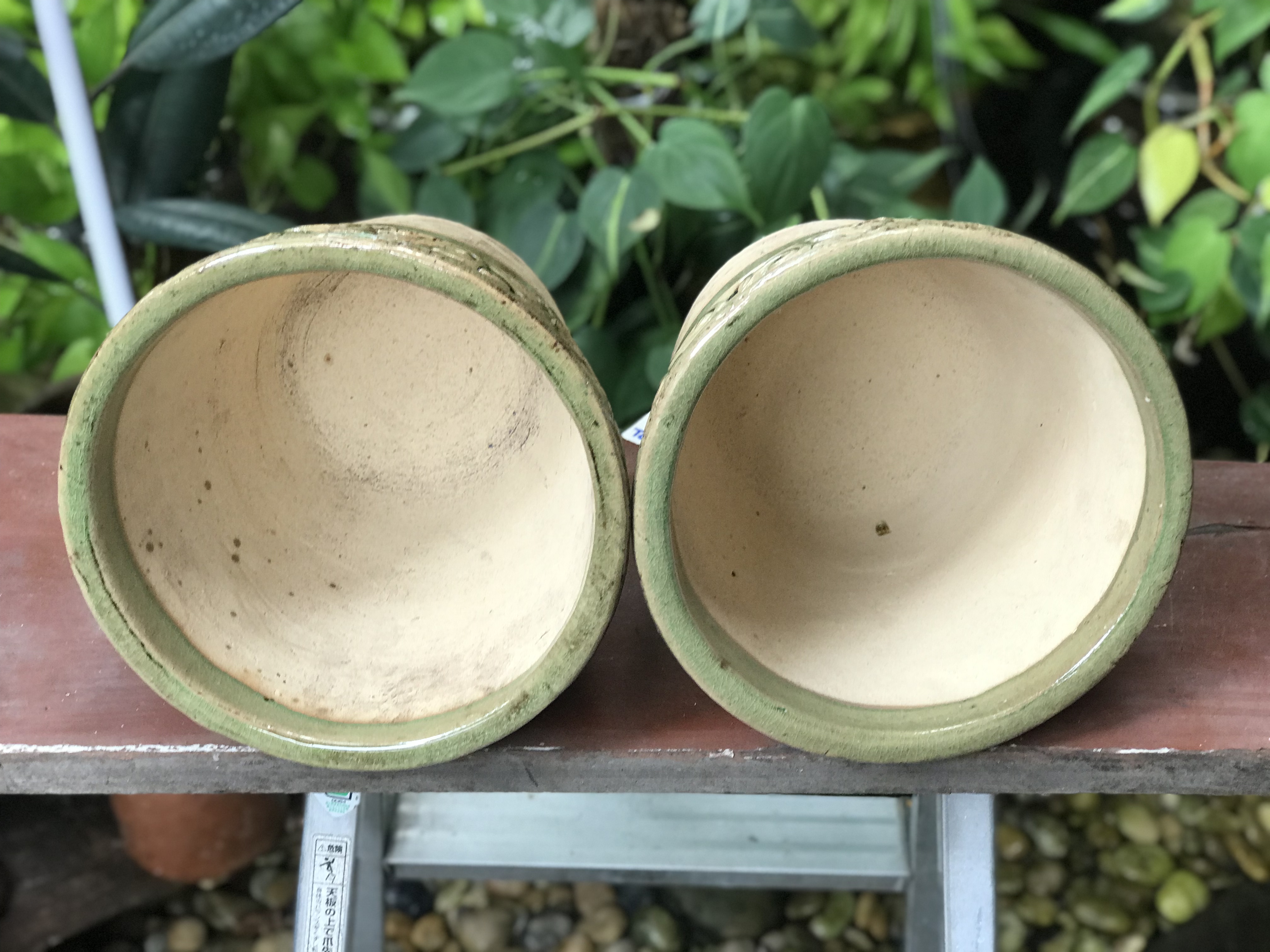 ขายคู่ ไม่รวมต้นไม้ เก็บเก่ากระถาง แจกันลายปั้นนูน น้ำเคลือบสีเขียว สวยสมบูรณ์ ไม่แตกไม่ร้าว ขนาดปากกว้าง 10 นิ้ว สูง 8 นิ้ว