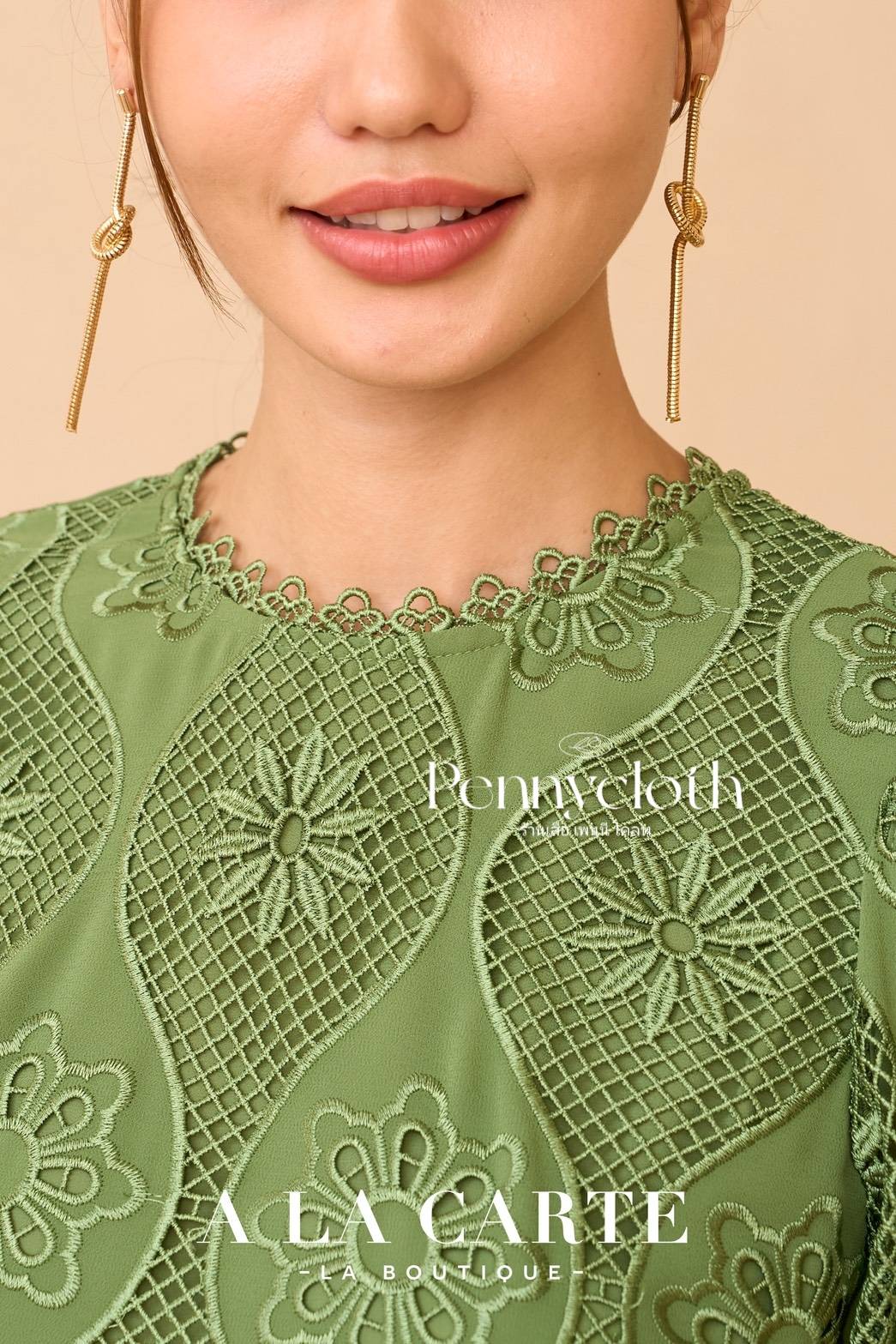 เสื้อ A La Carte รหัส 69997 ลูกไม้ชีฟอง ปักฉลุทอลูกไม้ใหม่ คอกลม แขน 4 ส่วน มีซับ สวยหรู