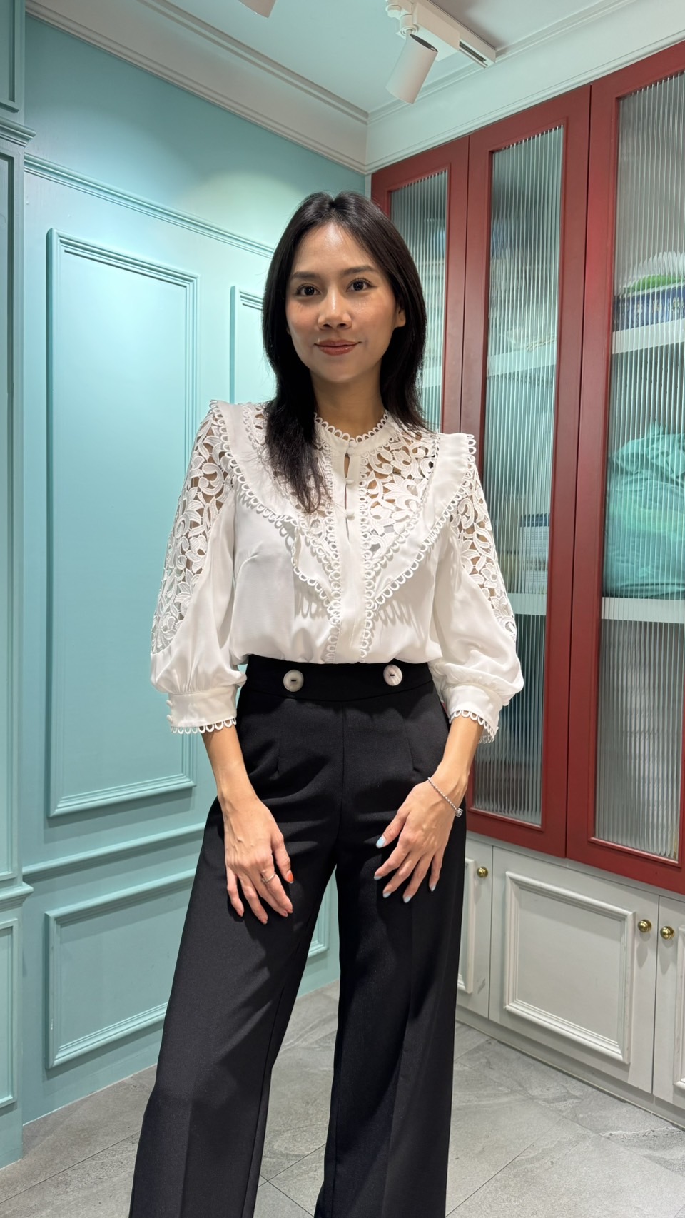 69691 เสื้อ A La Carte จอร์เจียตัดต่อลูกไม้เนื้อทอ ช่วงอก หลัง และแขน คอกลมมีกระดุมหน้า 4 เม็ด แต่งระบาย มีซับในเย็บติด แขน 3 ส่วน