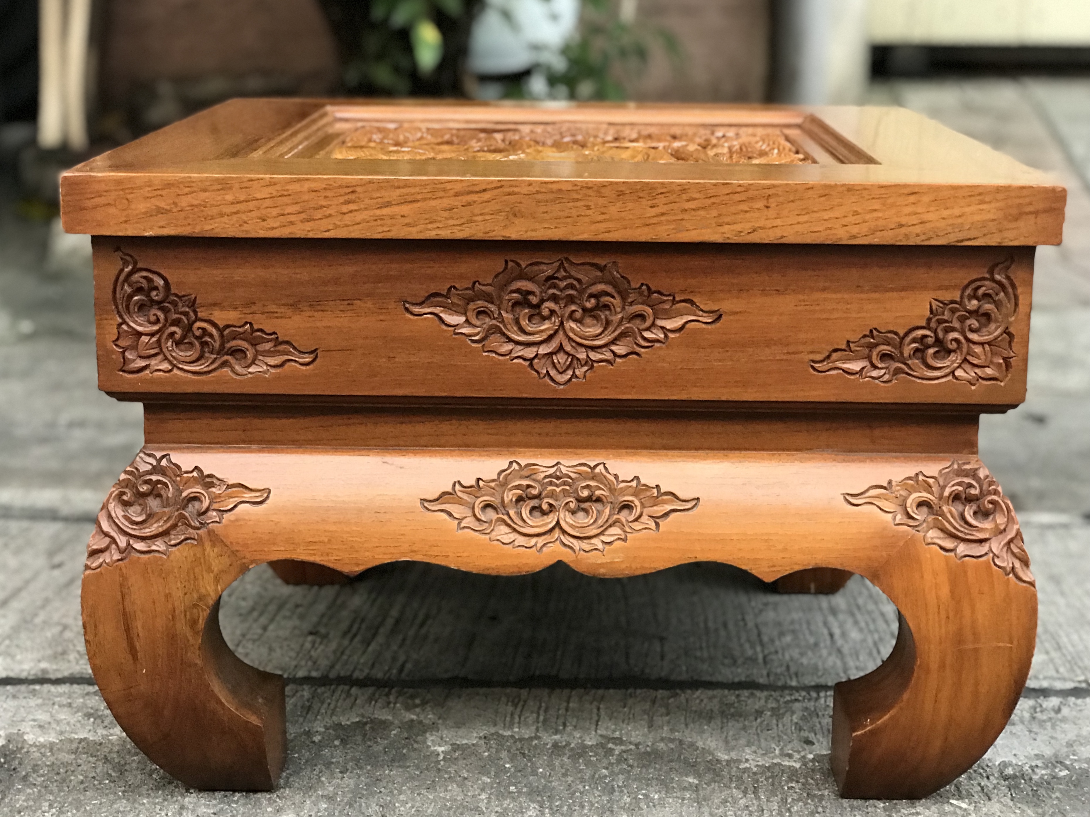 สนใจปิดทักค่ะ โต๊ะไม้สักขาคู้ โต๊ะข้าง โต๊ะกลางชุดรับแขก ตั่งแกะลาย ท็อปแกะลายช้างป่า ลายนูน มีมิติ แข็งแรง ไม่โยก ไม่ผุ สีเดิมๆไม้หนาๆหนักๆ