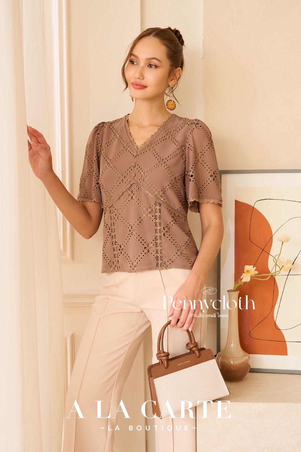 A La Carte รหัส 69834 เสื้อลูกไม้ชีฟอง งานปัก คอวี แขนสั้นแฟร์ สีดำ สีขาว สีโอวัลติน สีส้ม ( ขนาดเอวน้อยกว่าอก 2")