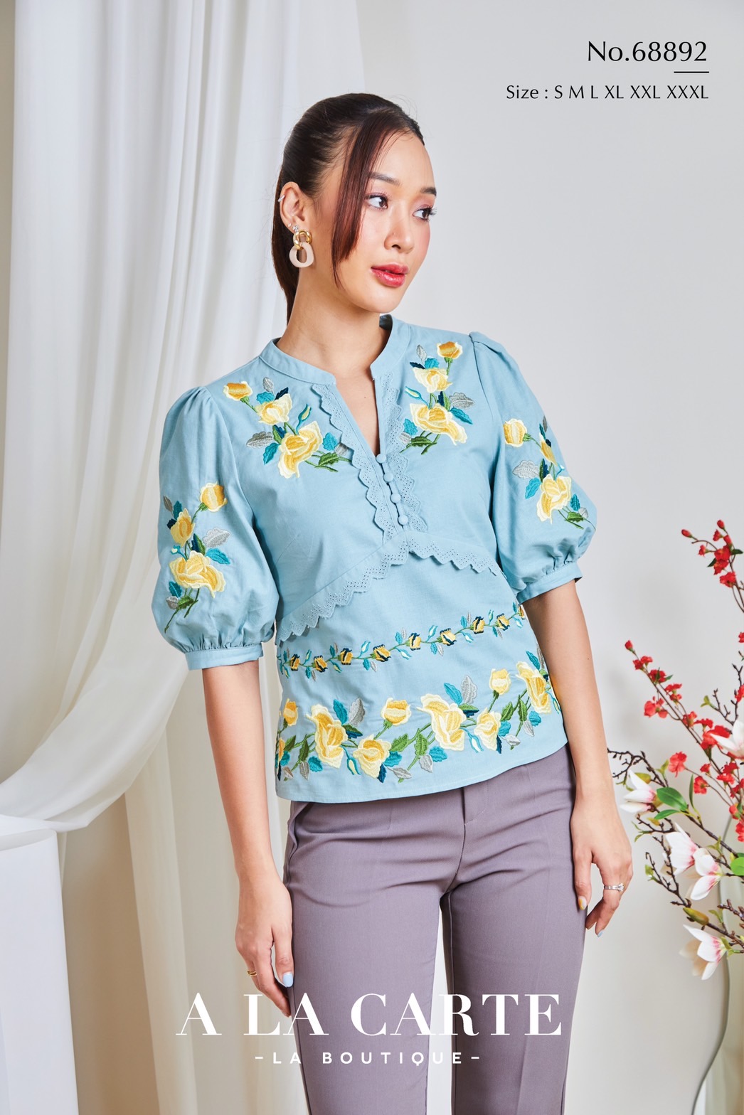 68892 เสื้อ A La Carte ลินินแขนสั้นงานปัก ทรงคอผ่าวีแต่งทริมลูกไม้และกระดุมด้านหน้า ทรงเสื้อคัทวีใต้อก เข้ารูปเบาๆ มีซิปข้างสวมง่าย