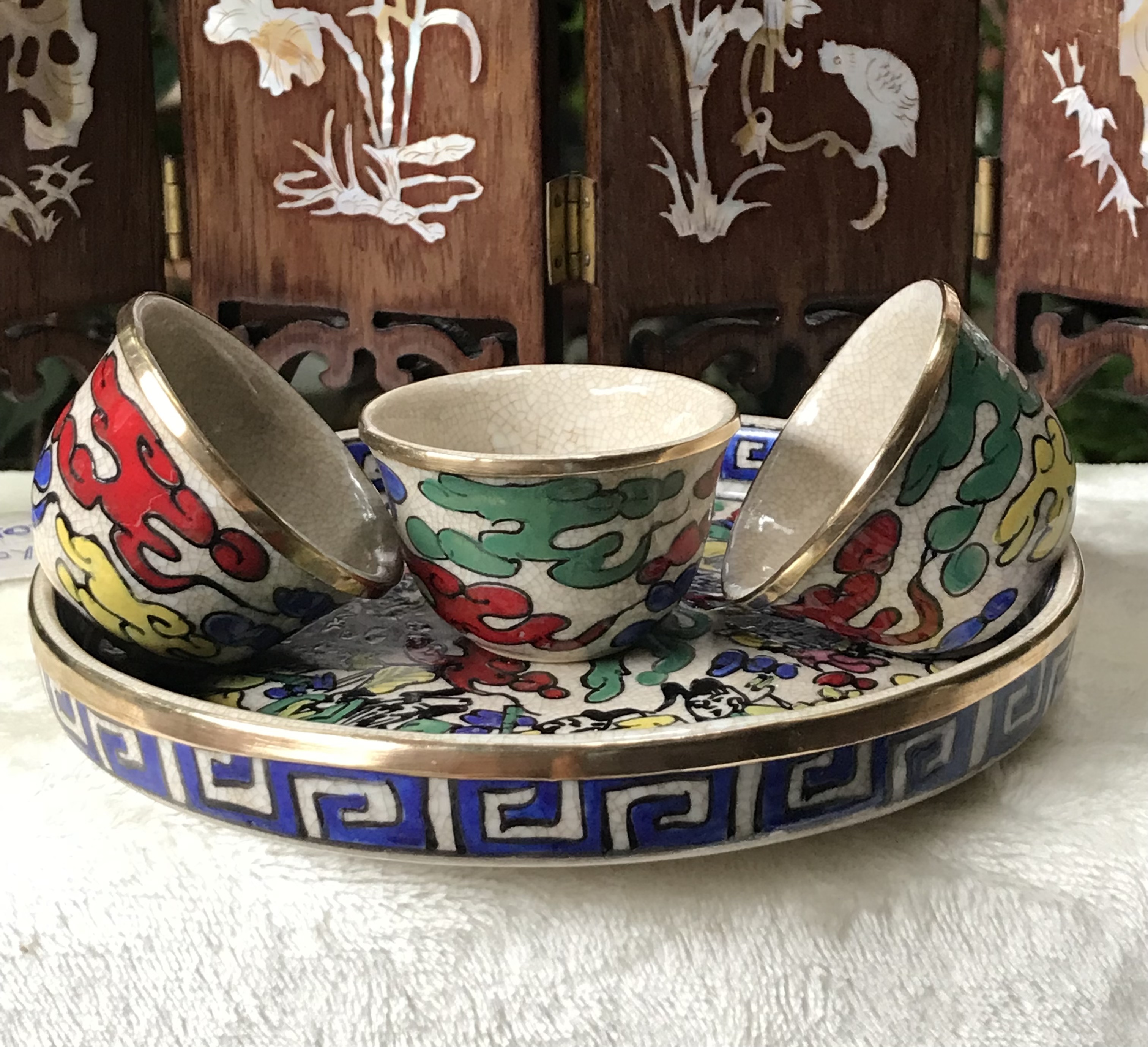 ￼ชุดจอกน้ำชา พร้อมถาดรองจอก เนื้อกระเบื้อง เขียนสี รัดขอบทองเหลือง Vintage Chinese Porcelain Tea Set Hand painted