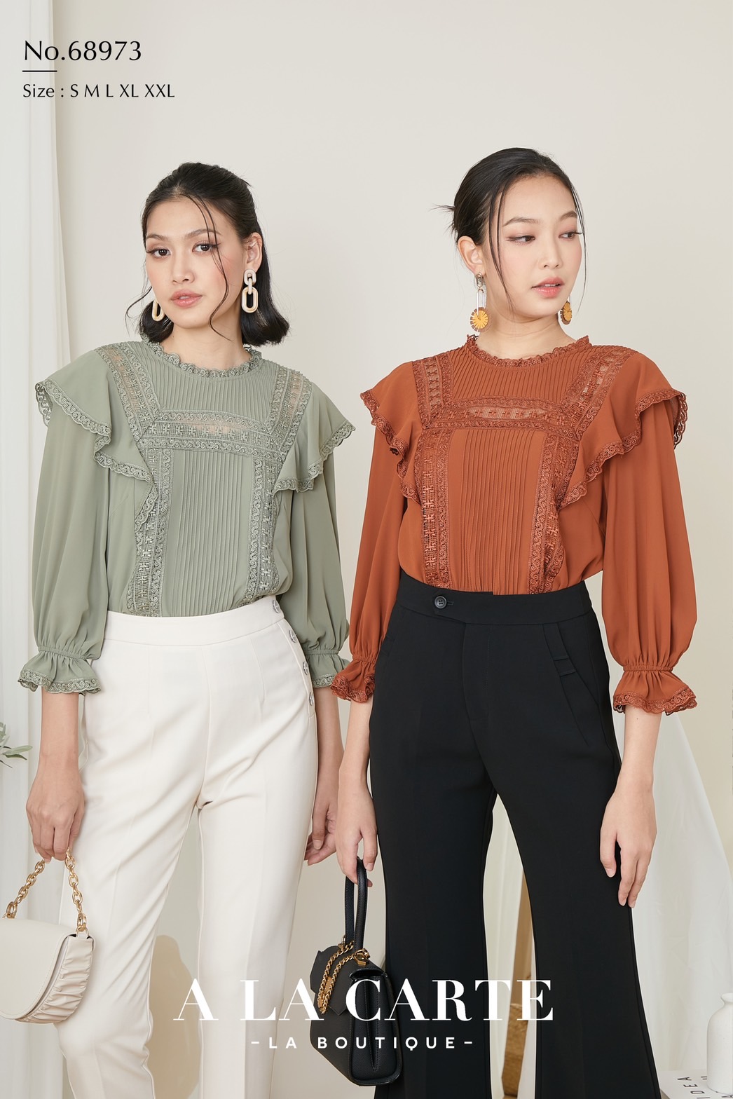 68973🦋 A La Carte เสื้อชีฟองสีพื้นเนื้อทราย ดีเทลตีเกล็ดช่วงอก แต่งทริมลูกไม้งานปัก มีระบาย แขนแต่งทริมลูกไม้ มีซับใน แขน 3 ส่วนใส่สม็อกที่ขอบแขนมีระบาย สีส้ม M-XL สีขาว S,XL สีดำ M สีเขียว S,2XL