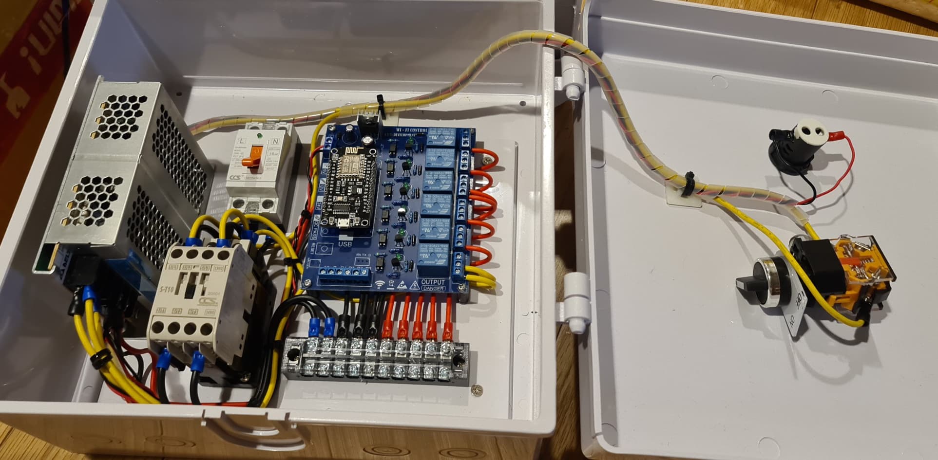 ชุดตู้ IoT ควบคุม ด้วยมือถือผ่าน WiFi และ Relay (กันฝนกันแดด เดินสายเรียบร้อย ระบบใช้กลางแจ้งได้)