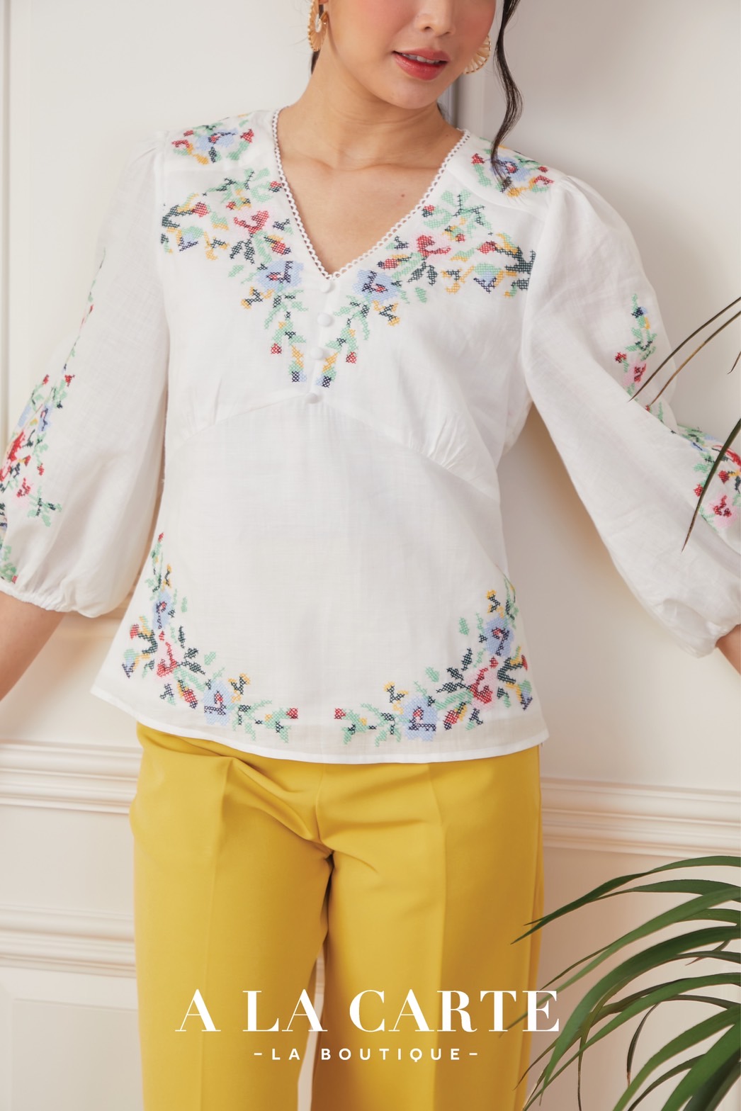 68849 💐A La Carte💐เสื้อลินินแขน 3 ส่วน เนื้อผ้าบางใส่สบาย ซับในผ้าคอตตอน งานปักลายครอสติส ตัดต่อช่วงบ่าด้านหน้า ทรงเสื้อตัดต่อคัทวี ดูเพรียว🦋 สีดำ 2XL