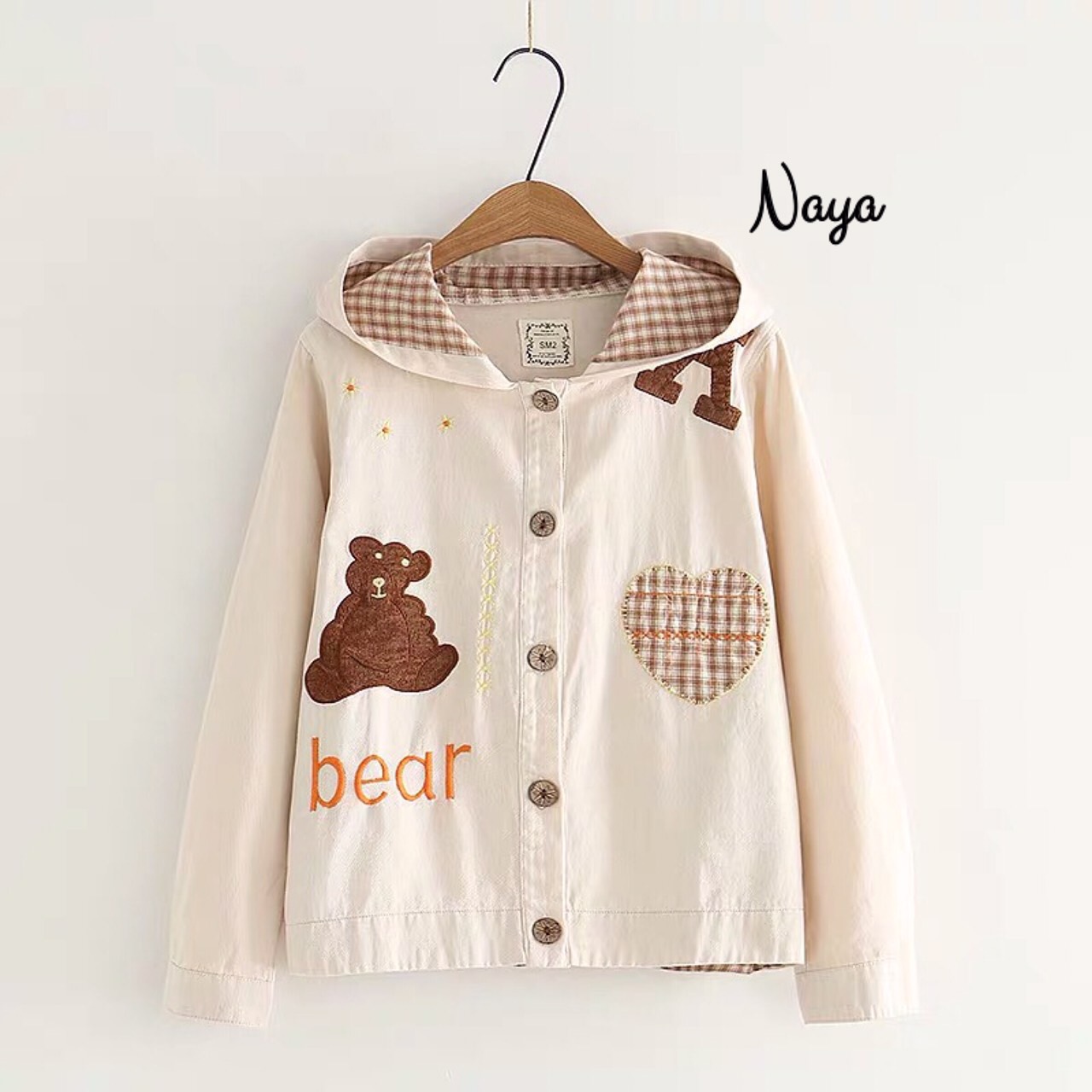 Big Bear Jacket 🧥 ติงานญี่ปุ่น เสื้อแจ็คเก็ตสีครีม ปักลาย น้องหมีเอ ♥️ งานดีเทลละเอียด ผ้าคล้ายยีนส์ แต่นิ่ม ใส่สบายกว่า hood บุผ้าลายสกอต โทนสีลงตัว ตัวนี้ใส่เที่ยว ใส่คลุมได้ตลอด 🧸อกติดกระดุม 38“ (ปล่อยกระดุมอก 40-41”) 🧸 ย