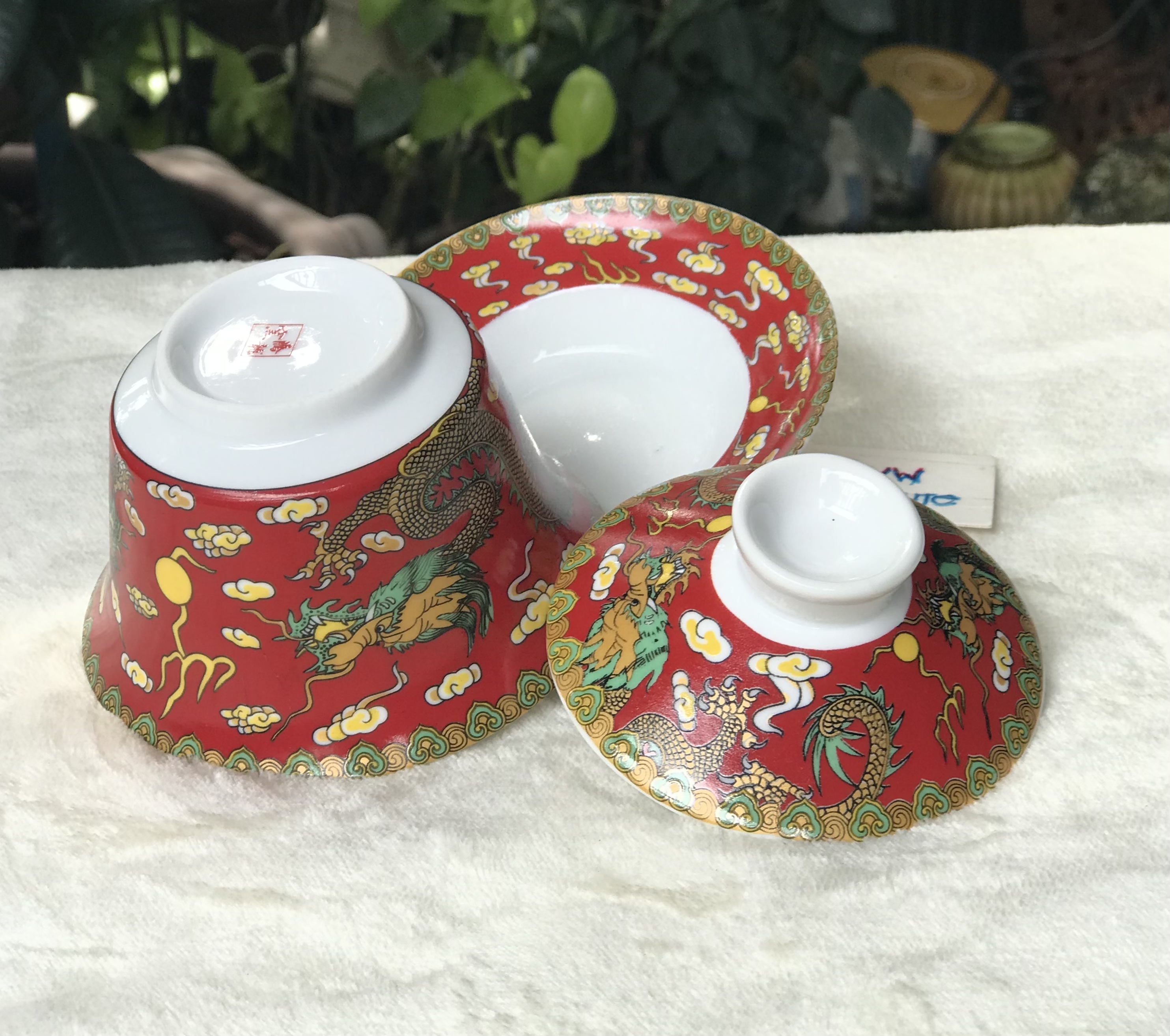 ถ้วยรินน้ำชาฮ่องเต้ เนื้อกังใส ลวดลายมังกรพื้นสีแดง พร้อมจานรองป้องกันความร้อน และฝาปิดเพื่อรักษาอุณหภูมิความร้อน