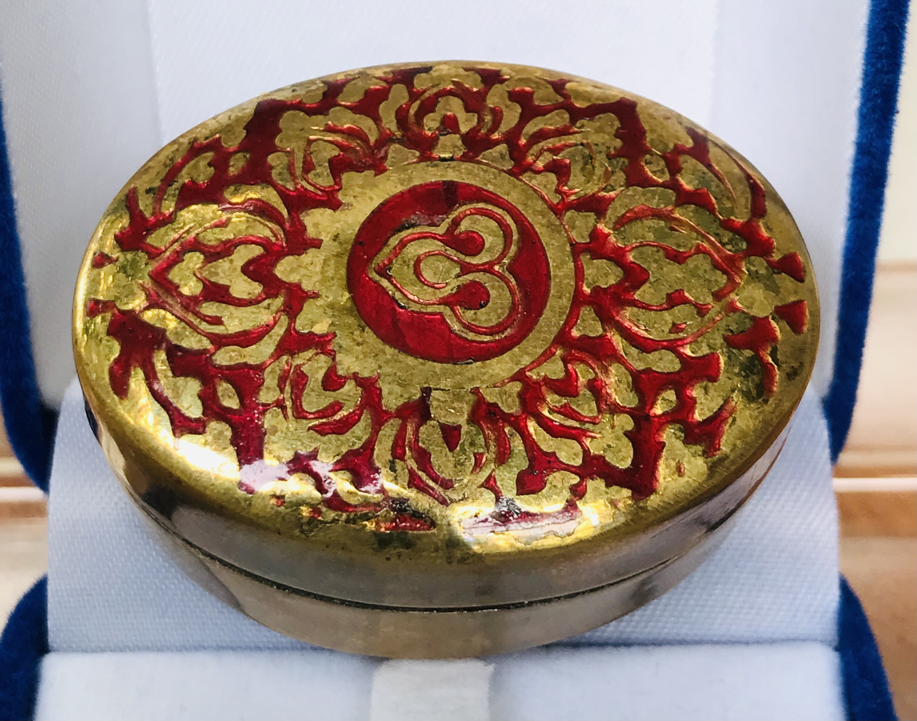 งานเก่าน่าสะสม ตลับทองเหลืองลงยา ตอกลายไทยและโลโก้การบินไทย THAI AIRWAYS ขนาดกว้าง 4.5 ซม สูง 2 ซม