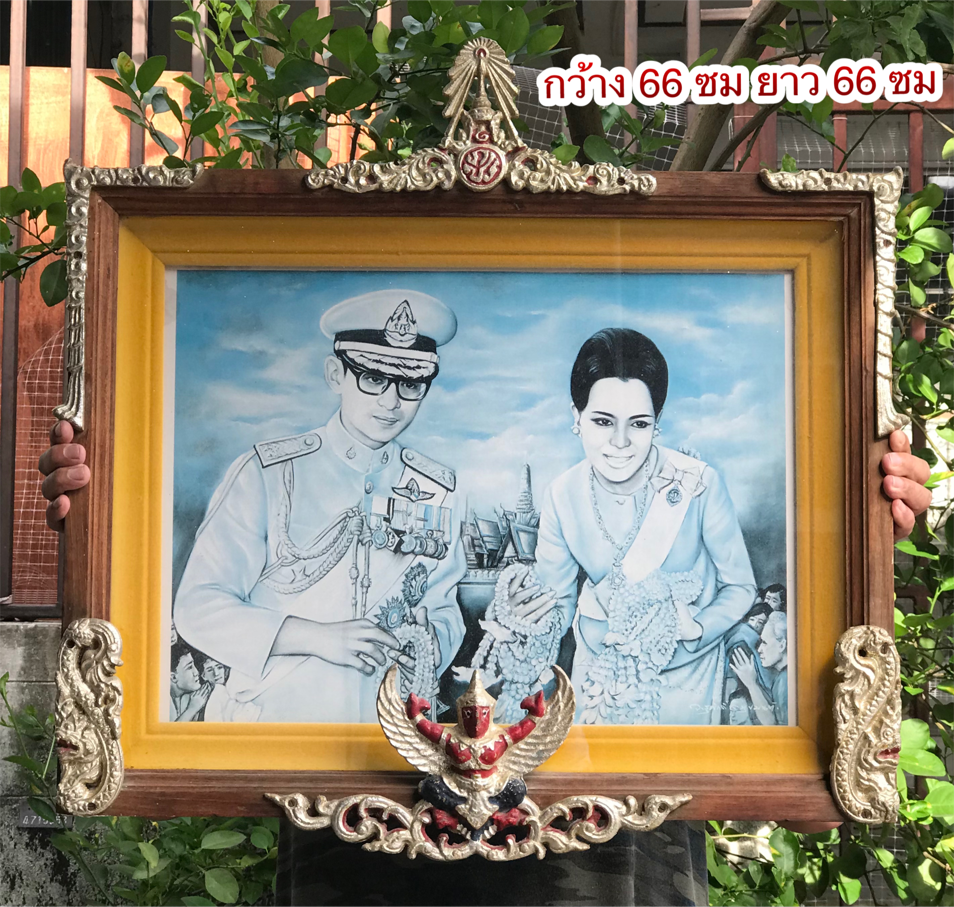 ของเก่า กรอบรูป ภาพในกรอบไม้สัก พระบรมฉายาลักษณ์ในหลวงรัชกาลที่ 9 และสมเด็จพระราชินี พระปรมาภิไธยย่อ ภปร สีแดง และครุฑแดงเป็นโลหะ ขนาดกรอบกว้าง 66 ซม สูง 66 ซม