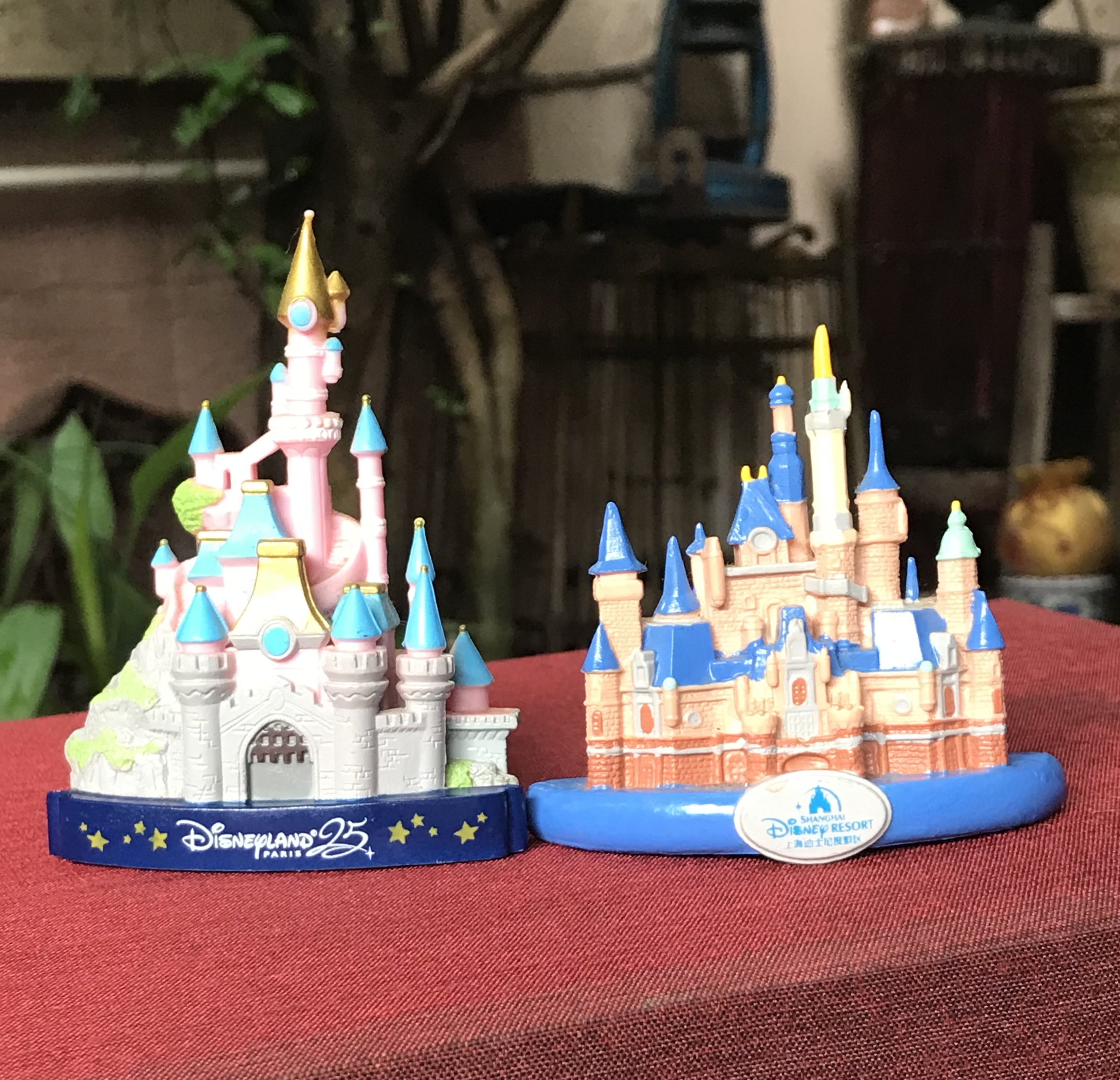￼2 ชิ้น (1 คู่) แม่เหล็กติดตู้เย็น ดิสนีย์แลนด์ พาร์ค Disneyland park castle Magnet