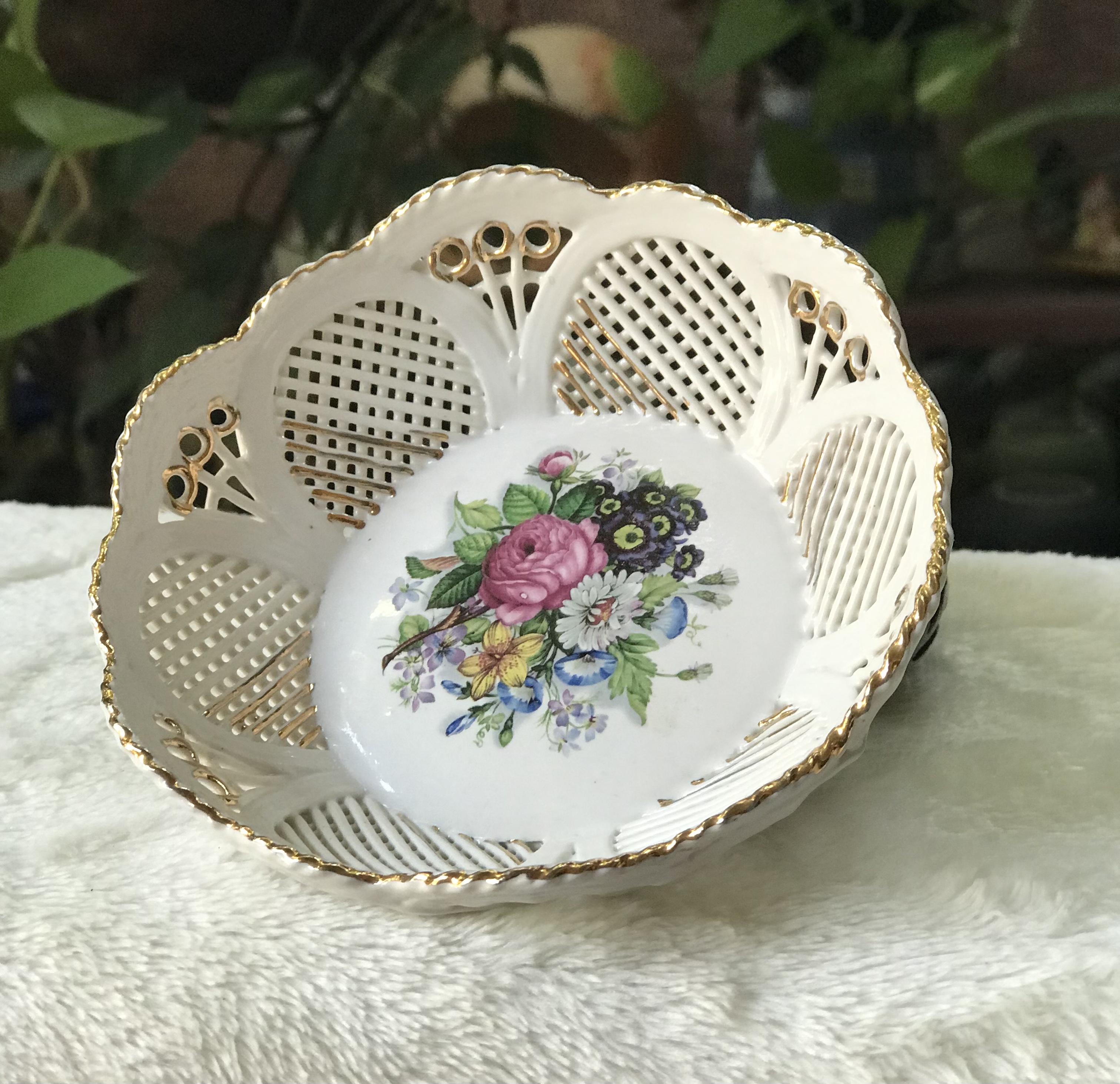 ตะกร้าเซรามิคฉลุลาย ขอบทอง Breakthrough Bowl with Flower Decor & Gold Edge | Made in Romania
