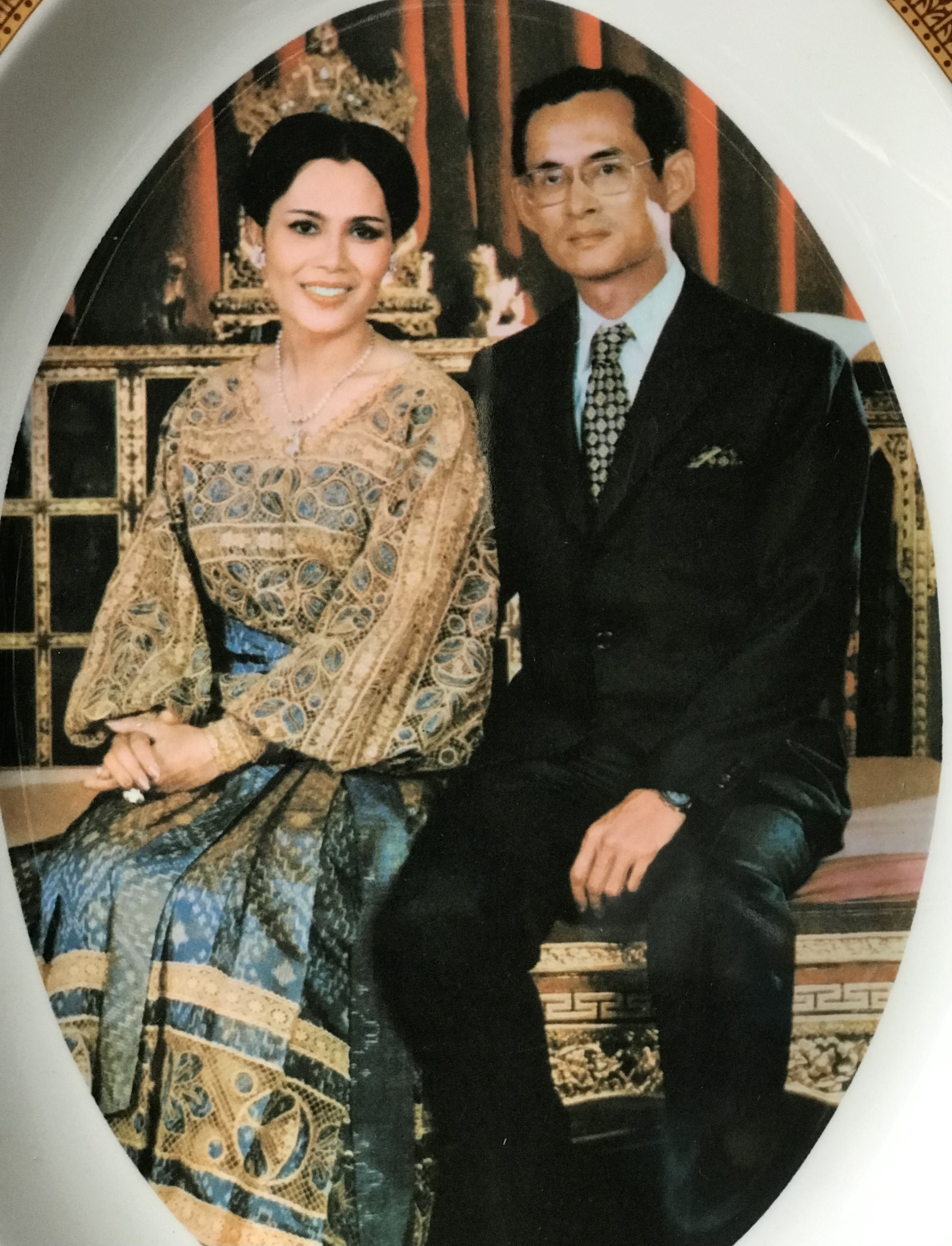 ราคาต่อชิ้น งานเก่า Rare Item Show Plate จานโชว์ตั้งโต๊ะ/แขวนผนัง(เนื้อเมลามีน) ในหลวง รัชกาลที่ 9 และพระราชินี