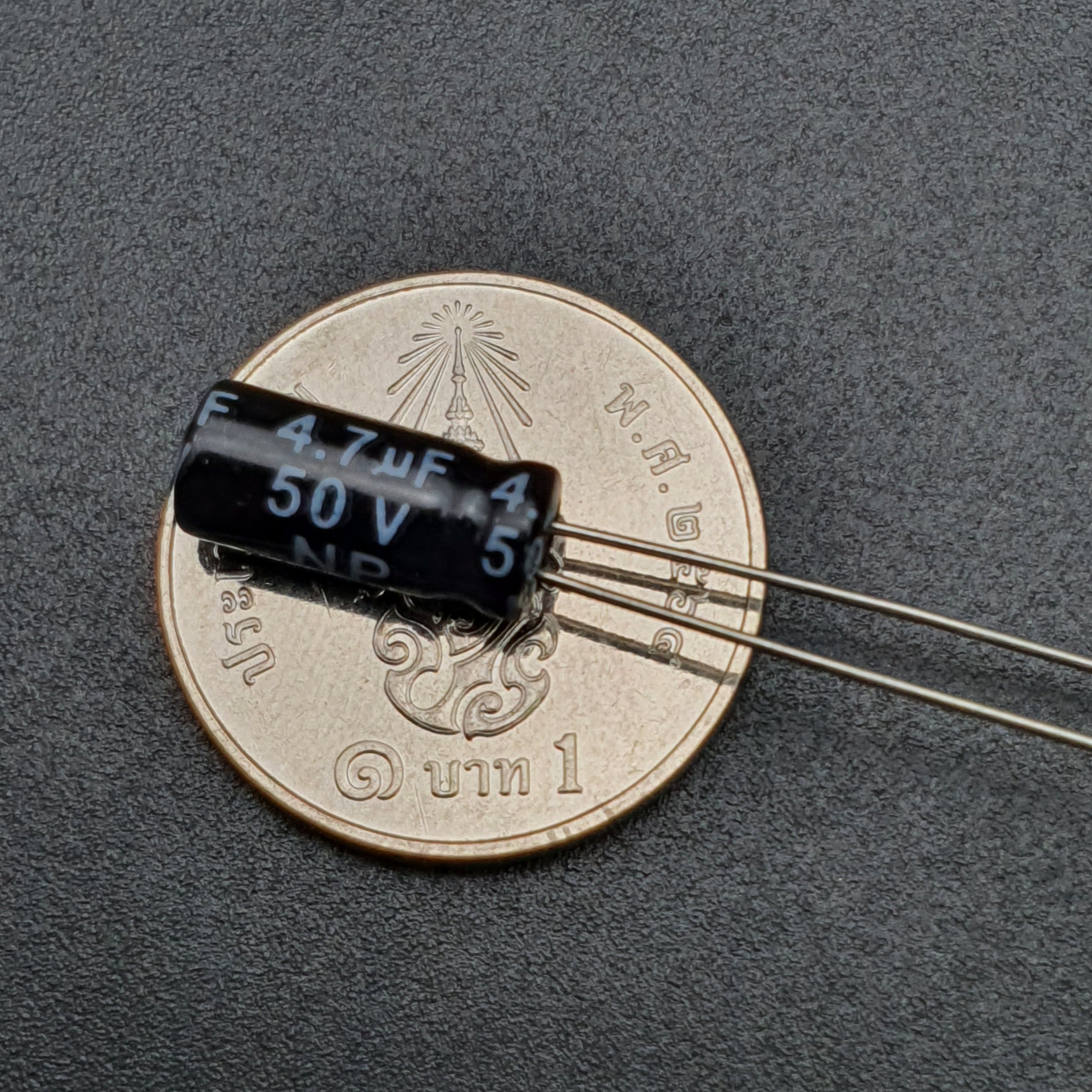 ตัวเก็บประจุ ตัวเก็บประจุแบบมีขั้ว Capacitor 4.7uF 50V Size 5x11mm (1 ตัว)