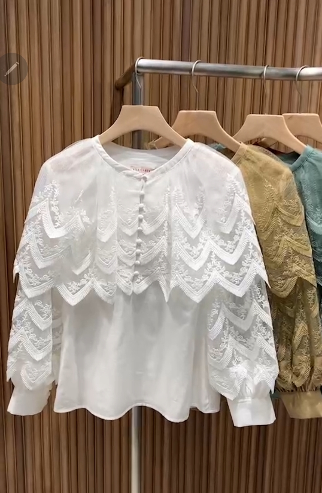 69167🦋A la carte🦋เสื้อชีฟองซิลค์ เนื้อดีใส่สบาย แต่งช่วงบนและแขนเสื้อด้วยผ้าลูกไม้งานปักลงบนผ้าใยแก้ว เลาะเชิงลูกไม้ทุกชั้นคลุมไปถึงแขนเสื้อ มีกระดุมหน้า มีซับ สีขาว XL