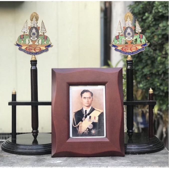 1 คู่ ตราสัญลักษณ์พระราชพิธีกาญจนาภิเษก ในหลวงรัชกาลที่ 9 วโรกาสครองราชย์มากว่า 50 ปี พุทธศักราช 2539 ในโอกาสที่พระบาทสมเด็จพระปรมินทรมหาภูมิพลอดุลยเดช เถลิงถวัลยราชสมบัติครบ 50 ปี 9 มิถุนายน 2539 ขนาดฐานไม้กว้าง 9 นิ้ว สูง 19 นิ้ว / ขนาดตราสัญลักษณ์ ฯ กว