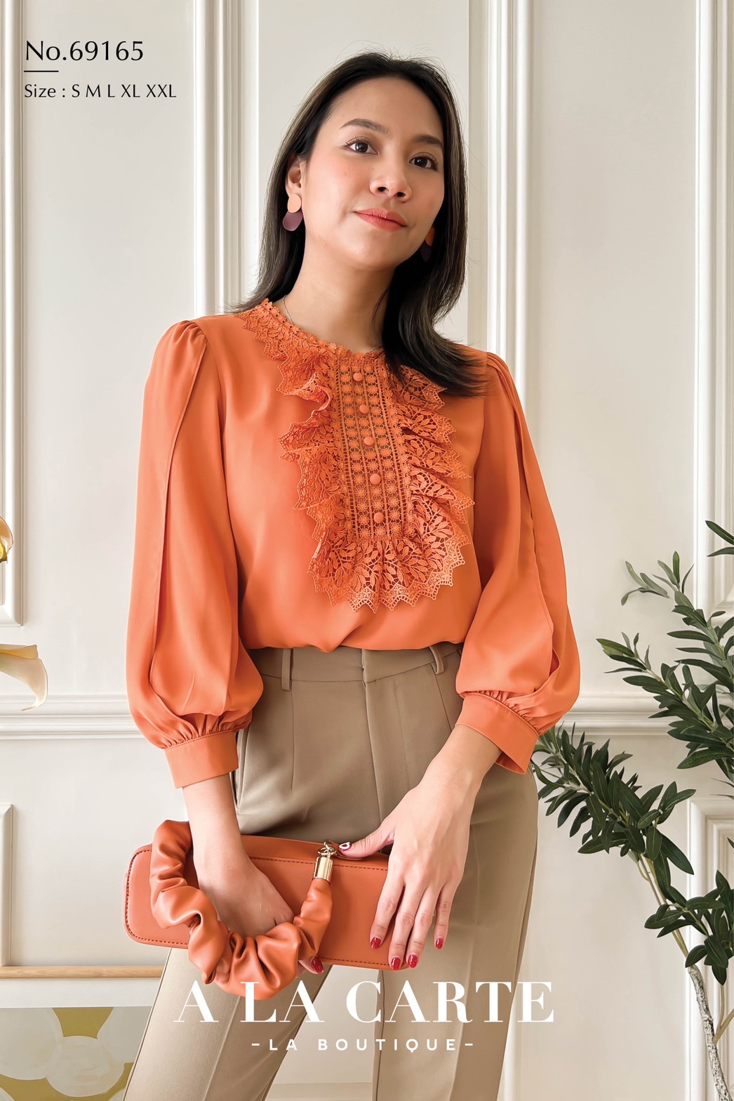 69165 เสื้อ A La Carte ผ้าชีฟองสีพื้นแขน 3 ส่วน ผ้าเนื้อทรายมีน้ำหนักทิ้งตัวสวย แต่งลูกไม้เนื้อทอช่วงอก ติดกระดุมหลอกช่วงอก คอแต่งทริมลูกไม้ แขนป้ายทับทรงพองสวยหรู💐สี ฟ้า S,2XL