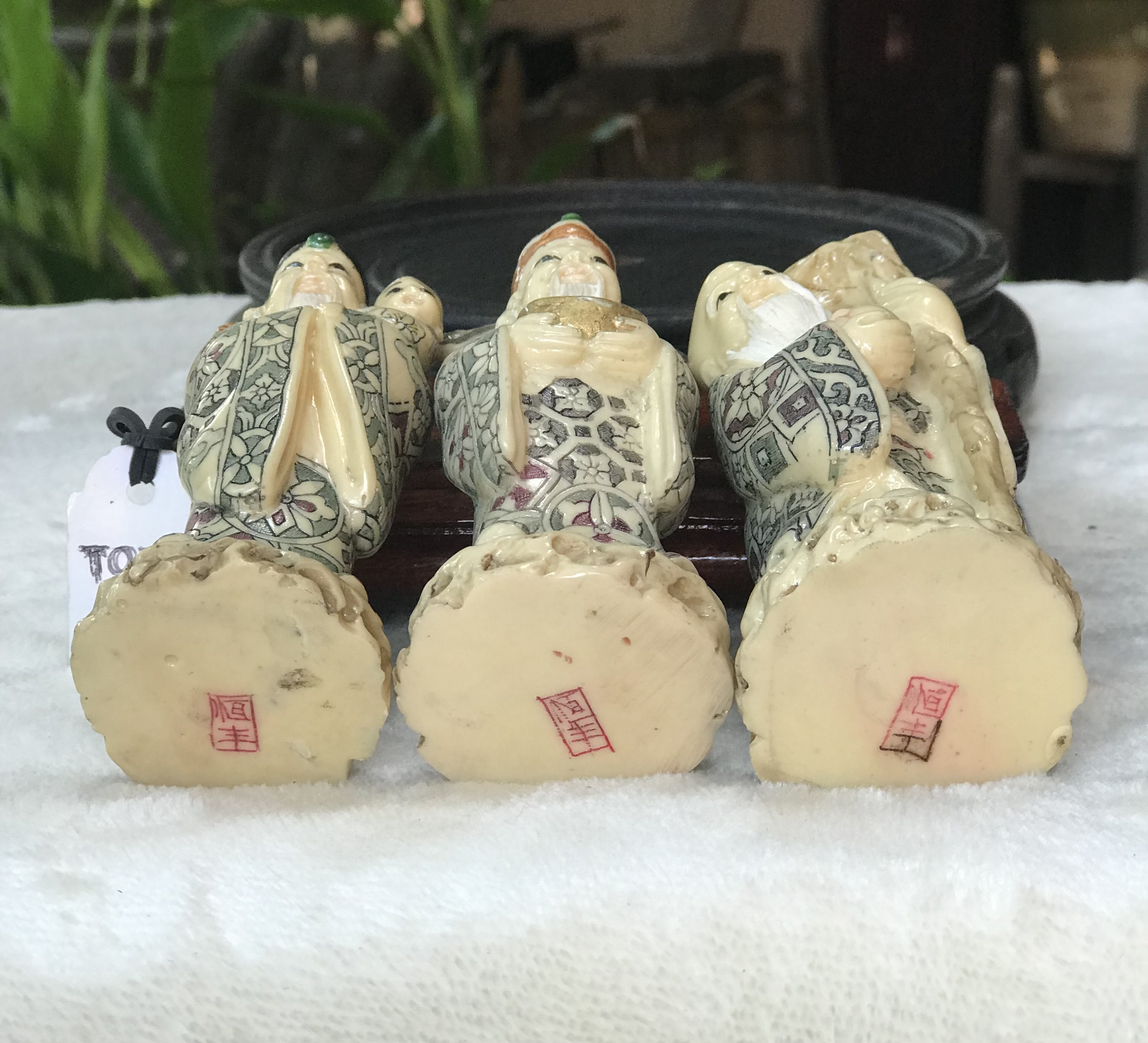 ฮกลกซิ่ว เรซิ่น สีงาช้างเขียนลวดลายสวยงาม กว้าง 4 ซม สูง 10 ซม