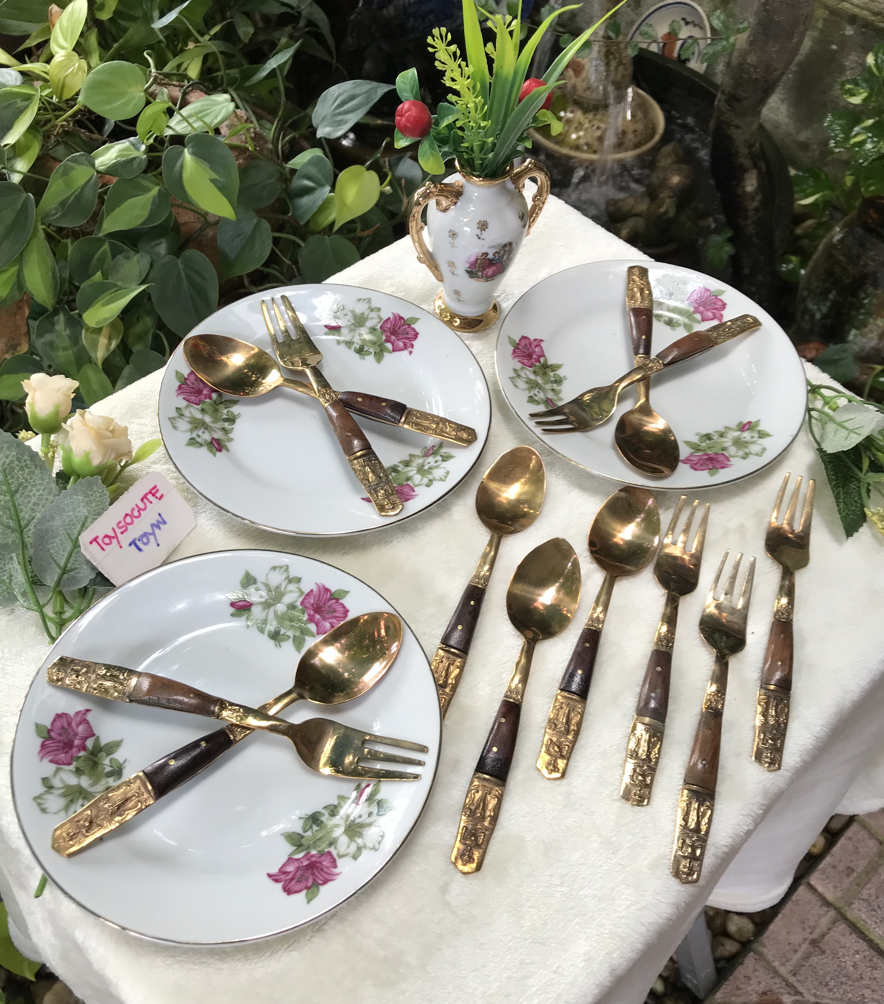 คู่ละ 259 บาท งานเก่าเก็บไม่ผ่านใช้ dessert spoon and fork ช้อนและส้อมขนมหวานด้ามไม้ลายเทพพนมทรงช้างสามเศียร งานทองเหลืองเก่าเนื้อหนา ขนาดยาว 14 ซม