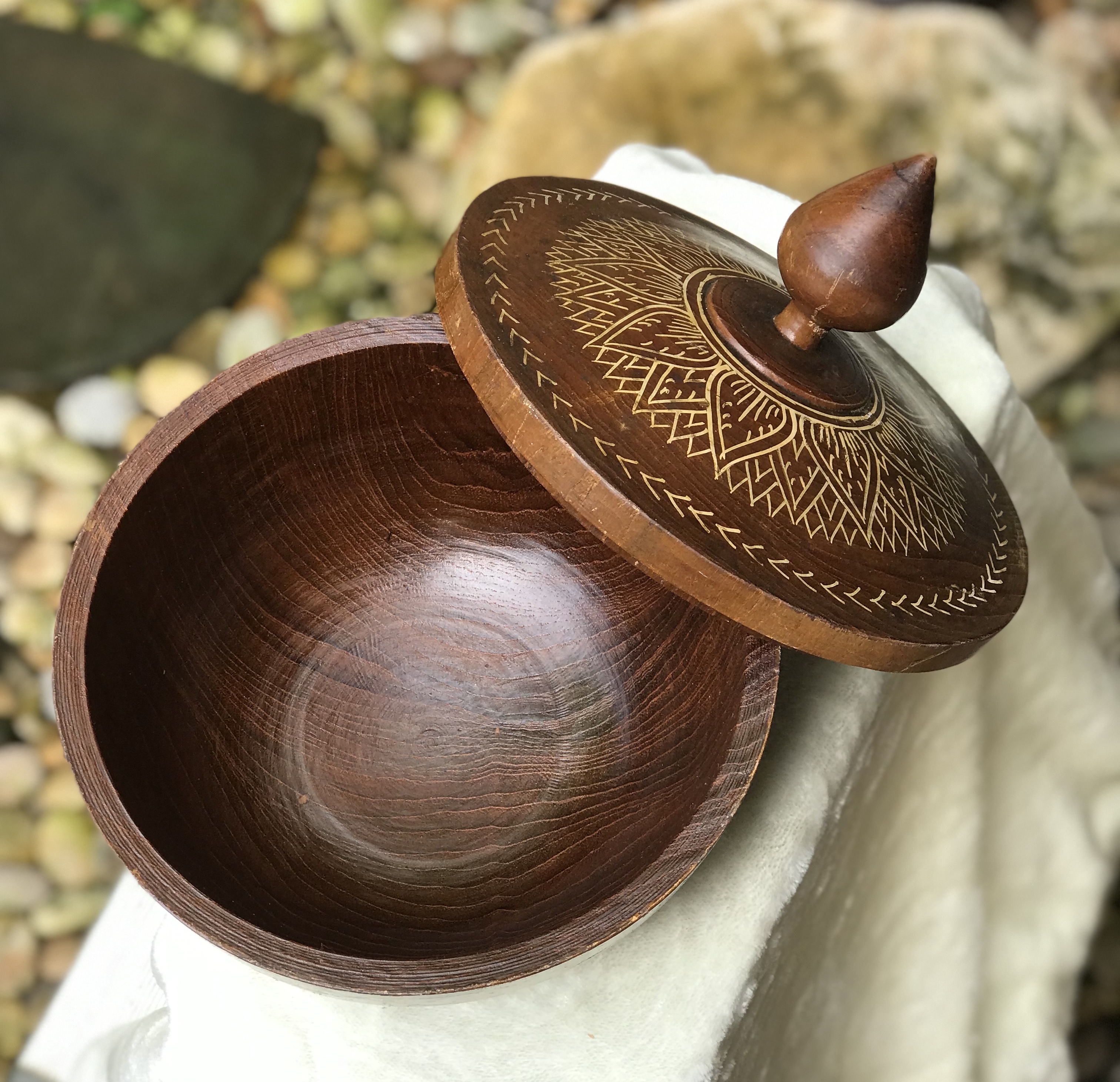 โถ/ขัน ฝาปิดพร้อมพานไม้สัก เขียนมือลายไทย งานเก่าสวยสมบูรณ์ Vintage teak wooden handicrafted Bowl