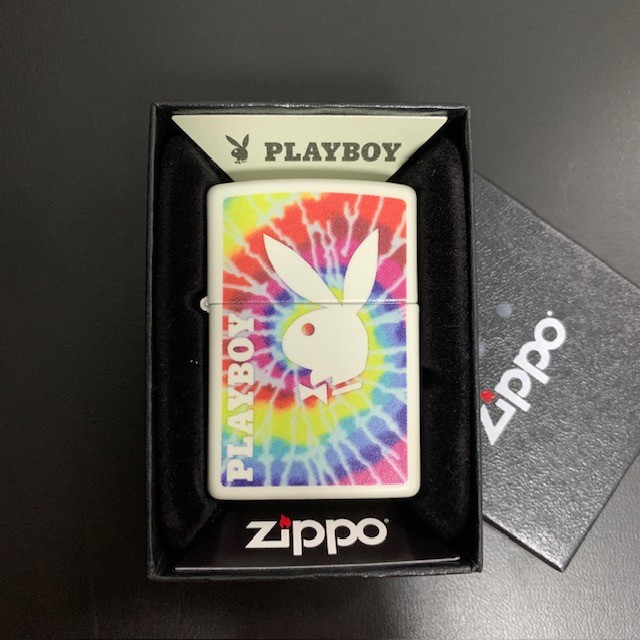 Zippo48373 Playboy บรรจุในกล่องสวยงาม พร้อมใบรับประกัน สินค้ามือหนึ่ง ไม่มีการเติมน้ำมันใดใด เพื่อสะดวกในการขนส่ง