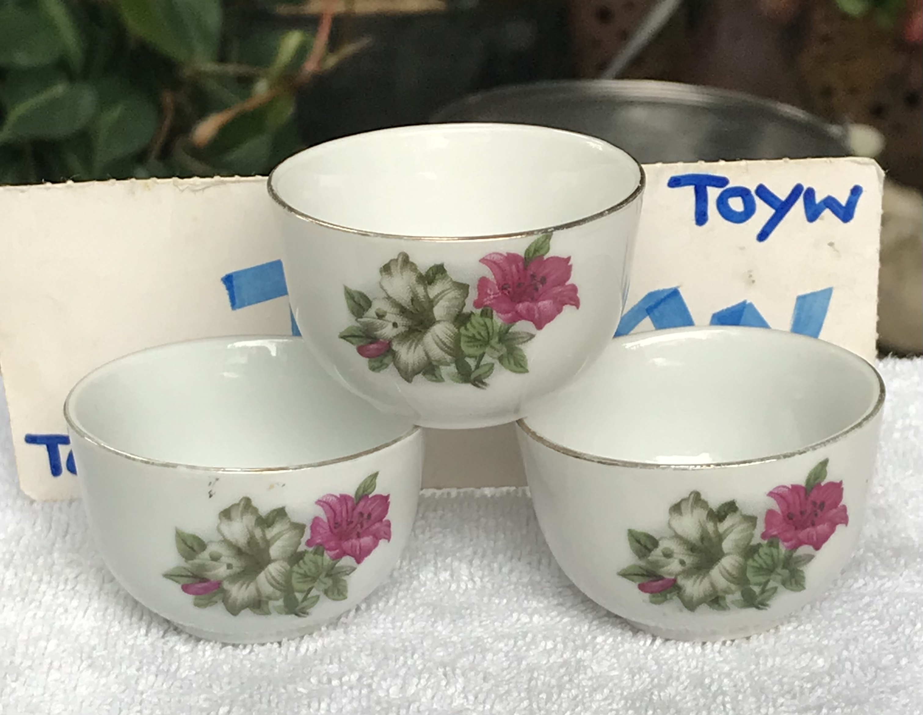 งานเก่าน่าใช้ น่าสะสม ชุด 3 ชิ้น จอกน้ำชา ถ้วยน้ำชาลายดอกผักบุ้ง ขนาดกว้าง 2 นิ้ว ไม่บิ่น ไม่แตก ไม่ร้าว