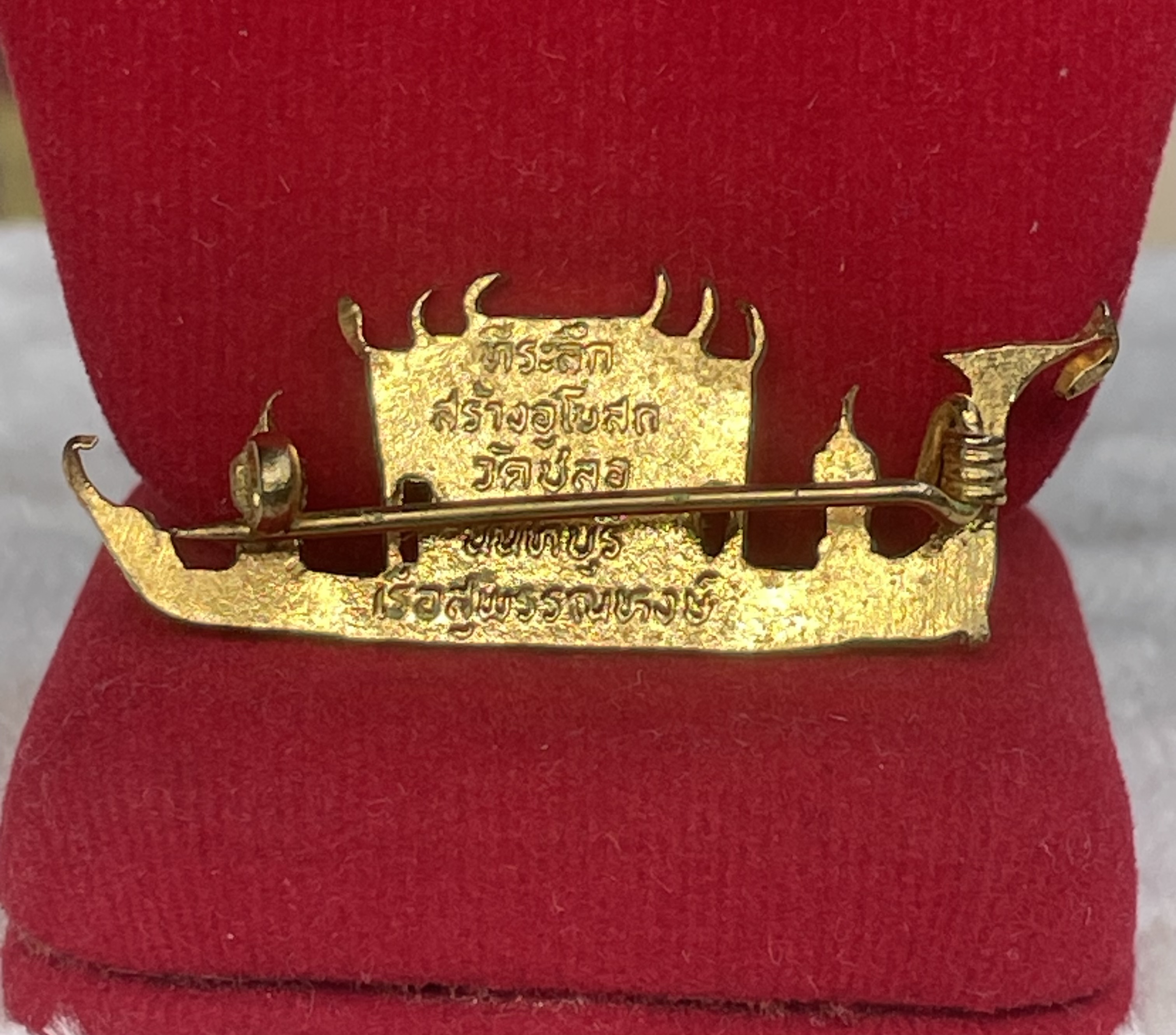 Rare Item ปี 2543 เข็มกลัดเรือสุพรรณหงส์ กะไหล่ทองลงยา Royal Barge Suphannahong ที่ระลึกสร้างอุโบสถ วัดชลอ จ.นนทบุรี