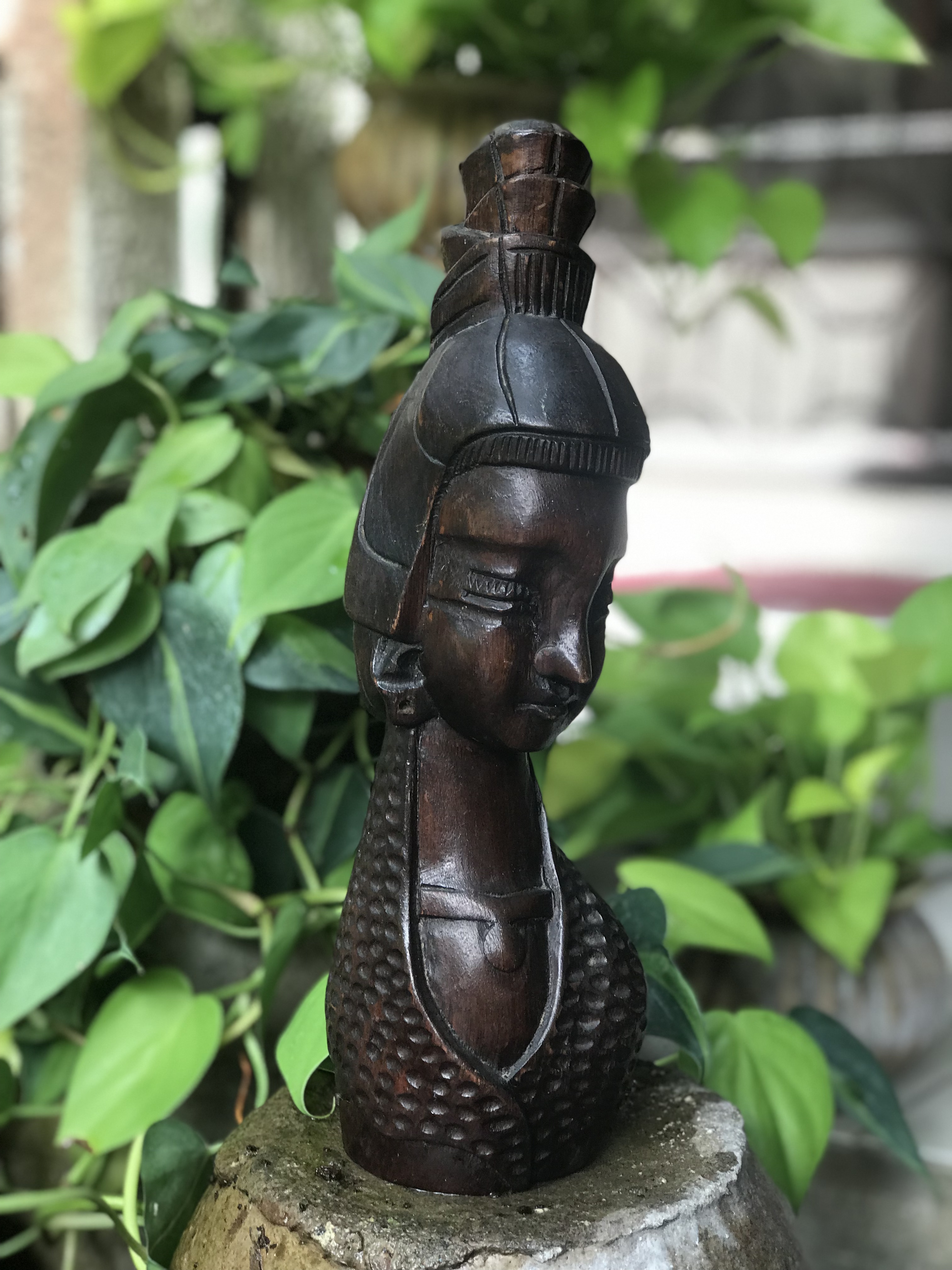 ไม้สักแกะสลักหน้าผู้หญิง ตั้งโชว์ ตกแต่งบ้าน แต่งร้าน ตามสไตล์ของคุณ ขนาดกว้าง 10 ซม สูง 32 ซม