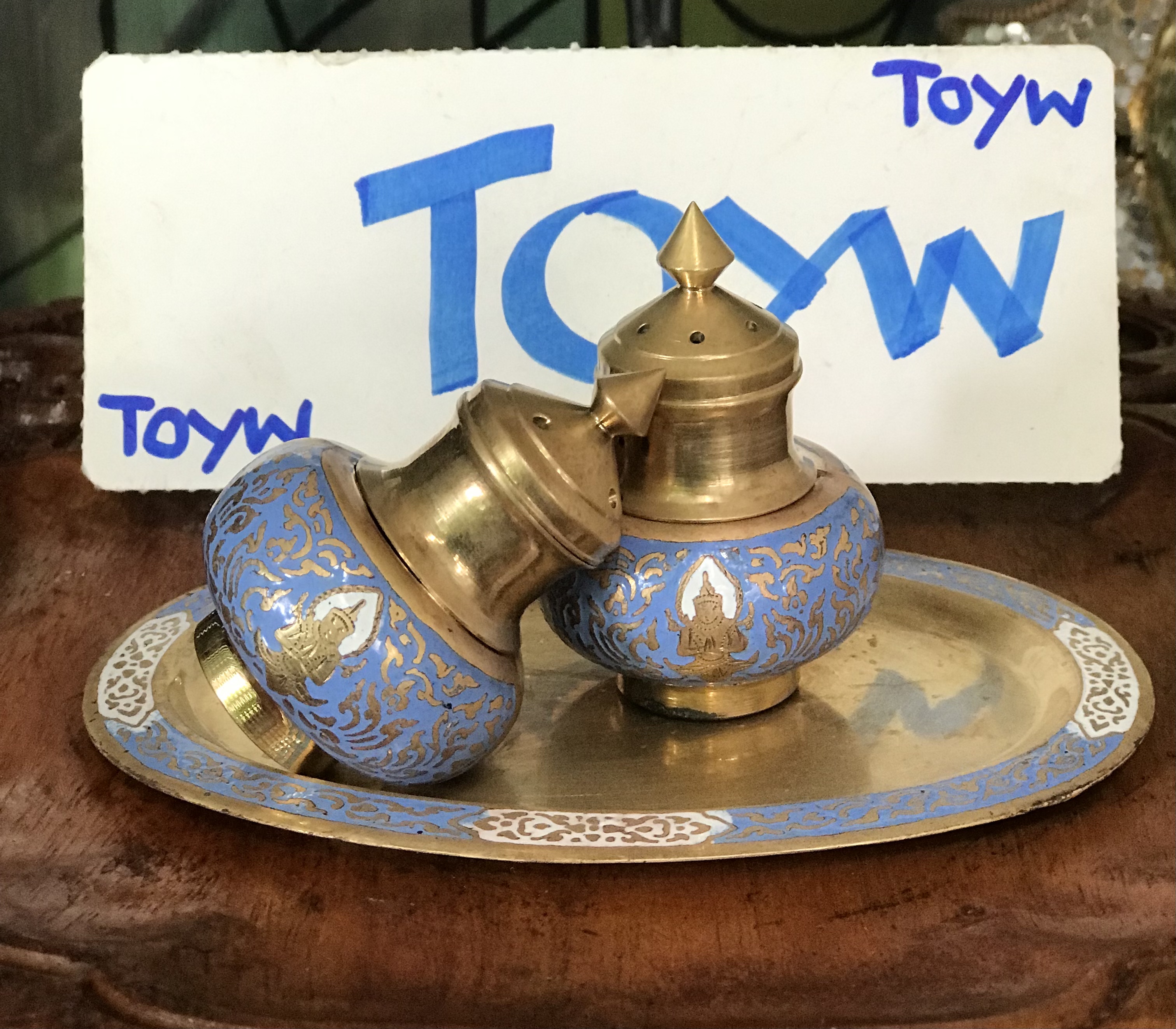 ของเก่า ชุดเครื่องปรุงขวดเกลือ พริกไทยลายเทพพนม ทองเหลืองลงยาพร้อมถาดรอง สภาพสวยสมบูรณ์ ขนาดขวดกว้าง 4.5 ซม สูง 6.5 ซม ขนาดถาด กว้าง 13 ซม
