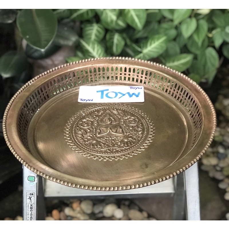งานเก่า ถาดทองเหลืองขอบฉลุลาย กลางถาดตอกลายเทพพนม สวยสมบูรณ์ ทองเหลืองเก่าหนาๆหนักๆ ขนาดกว้าง 41 ซม สูง 7 ซม
