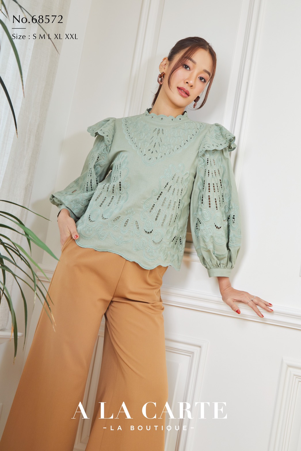 68572 เสื้อ A La Carte ผ้าลินินแขน 4 ส่วน เนื้อนุ่ม ลายปักฉลุถมด้าย tone on tone คอเสื้องานปักเลาะเชิง ทรงแขนพองหรู สีขาว L