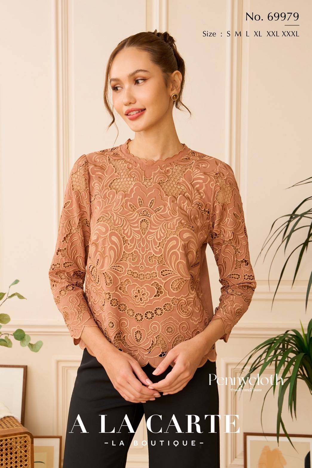 A La Carte รหัส 69979 เสื้อจอร์เจีย งานปักลูกไม้ คอกลม แขนกระบอก มีซับใน ซิปหลัง by PENNY CLOTH