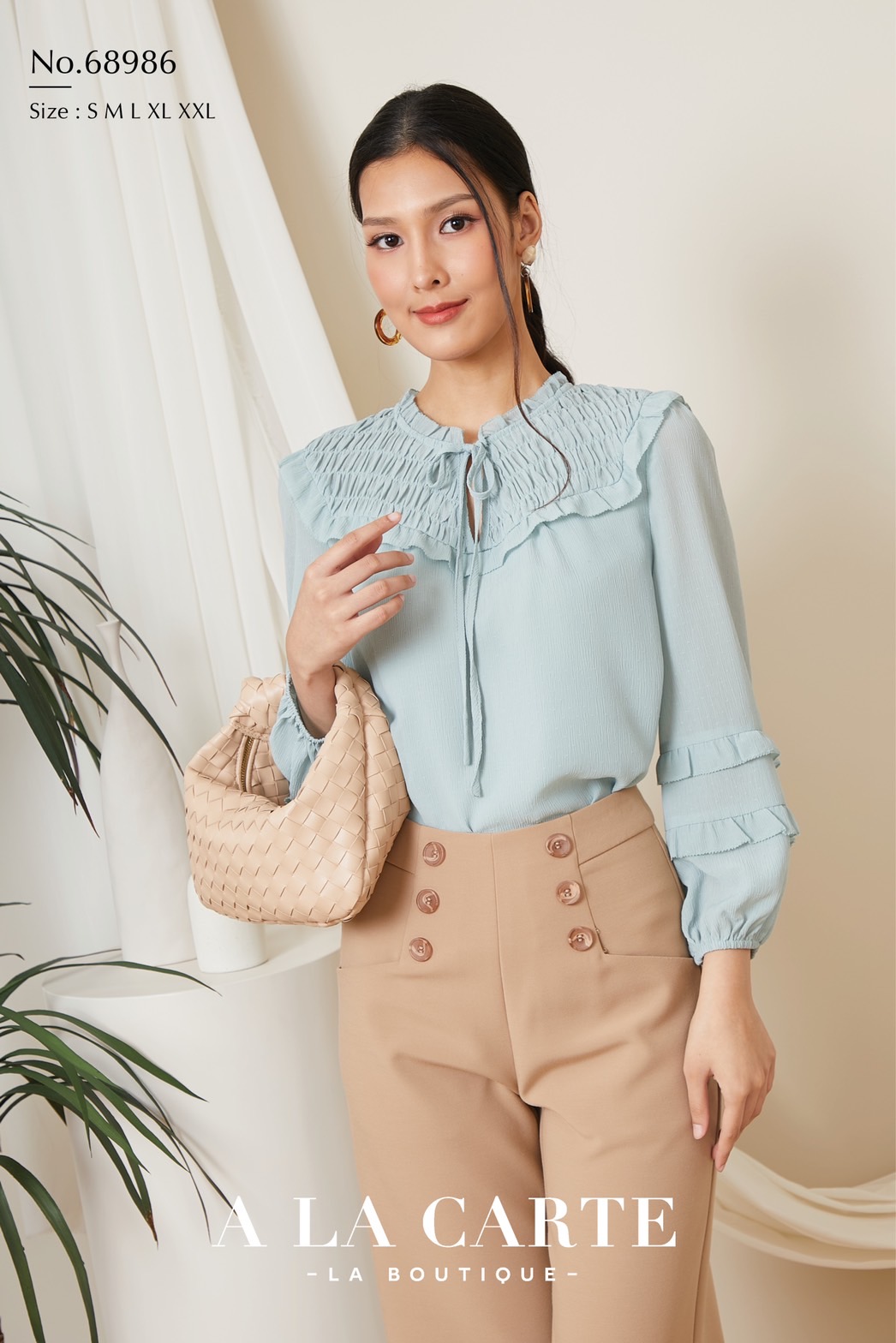 68986 A La Carte เสื้อชีฟองสีพื้นเนื้อเยื่อไม้เท็กเจอร์จุดในตัว สม็อกช่วงอกหน้าหลัง ทรงคอกลมผ่าวีผูกโบว์ปรับผูกเองได้ ทรงแขนยาว ตัดต่อระบาย 2 ชั้นใส่ยางยืดที่ขอบแขน สีขาว M,L,2XL เขียว L กรม S,M,XL