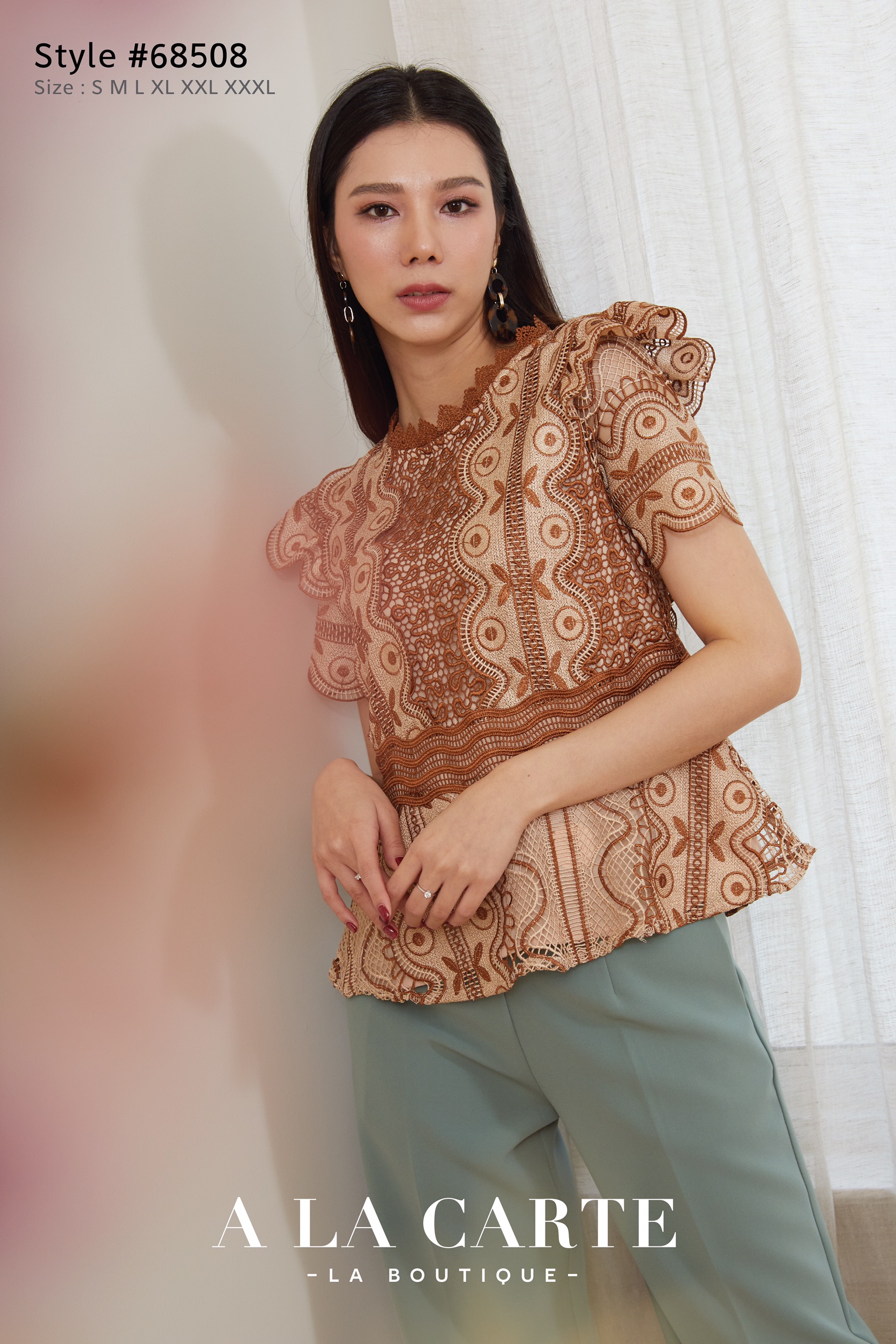 68508 เสื้อลูกไม้แขนสั้น ใส่ออกงาน ลูกไม้ทอลาย two-tone ลายลูกไม้เนื้อนุ่มย ซับผ้าชีฟองสีครีม ช่วงเอวตัดต่อเข้ารูปเชื่อมด้วยลูกไม้ ต่อระบาย มีซิปหลัง สีครีม L สีฟ้า S,3XL สีแดง M